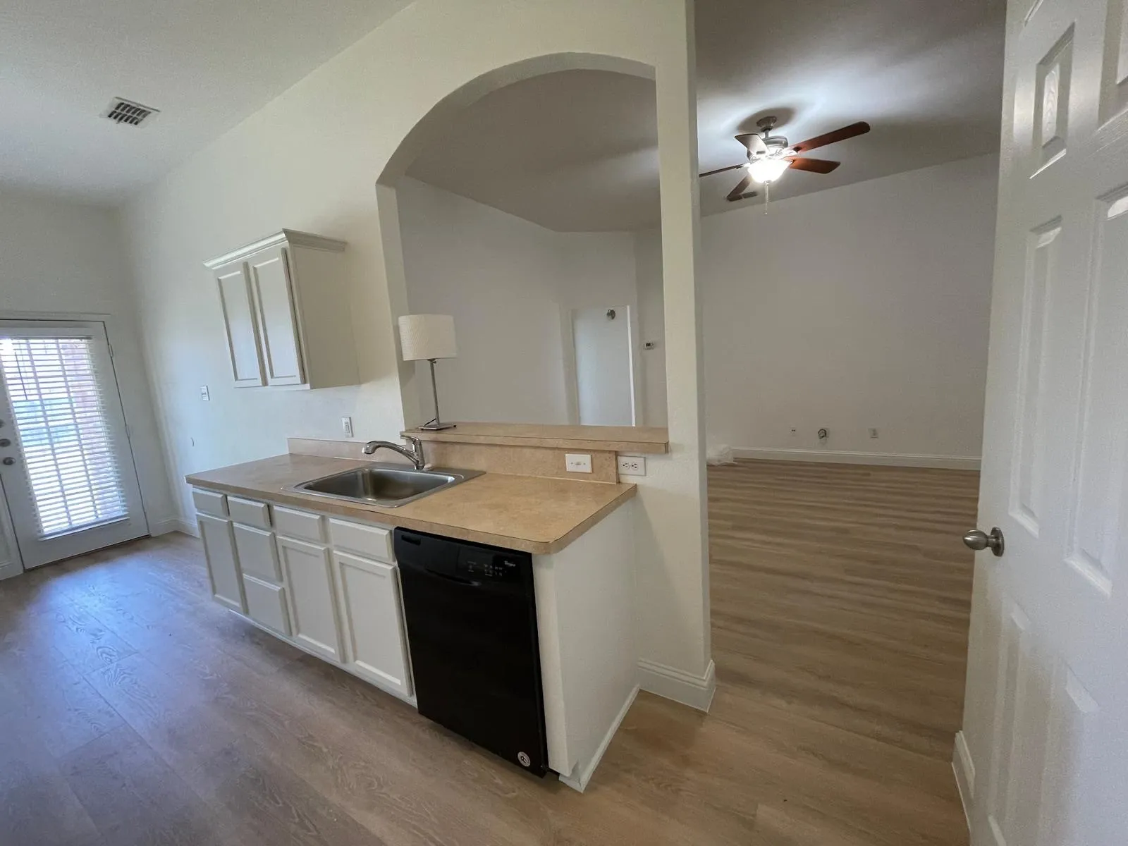 Single Family Residence For Rent in Denton County , 2049 Sunny Side Drive, Little Elm, Texas 75068, 4 Bedroom, 2 Bathroom, 2 Garage spaces, 1,502 Sqft, built in 2006, mls#21408783, Real Estate Agent in Little Elm, Homes For Rent in Denton county, Homes For Rent in Little Elm, Realtor in Little Elm Texas, Real Estate Brokerage Independent Realty Texas, Luminita Cordes Realtor