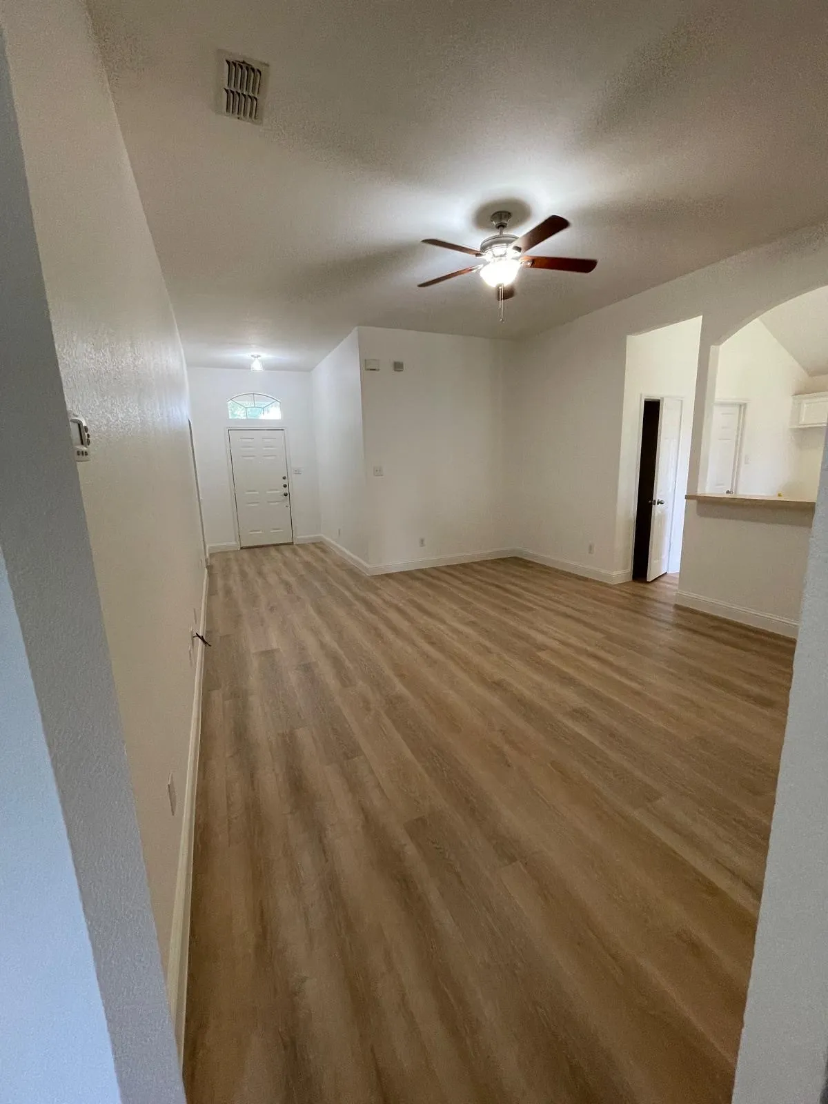 Single Family Residence For Rent in Denton County , 2049 Sunny Side Drive, Little Elm, Texas 75068, 4 Bedroom, 2 Bathroom, 2 Garage spaces, 1,502 Sqft, built in 2006, mls#21408783, Real Estate Agent in Little Elm, Homes For Rent in Denton county, Homes For Rent in Little Elm, Realtor in Little Elm Texas, Real Estate Brokerage Independent Realty Texas, Luminita Cordes Realtor
