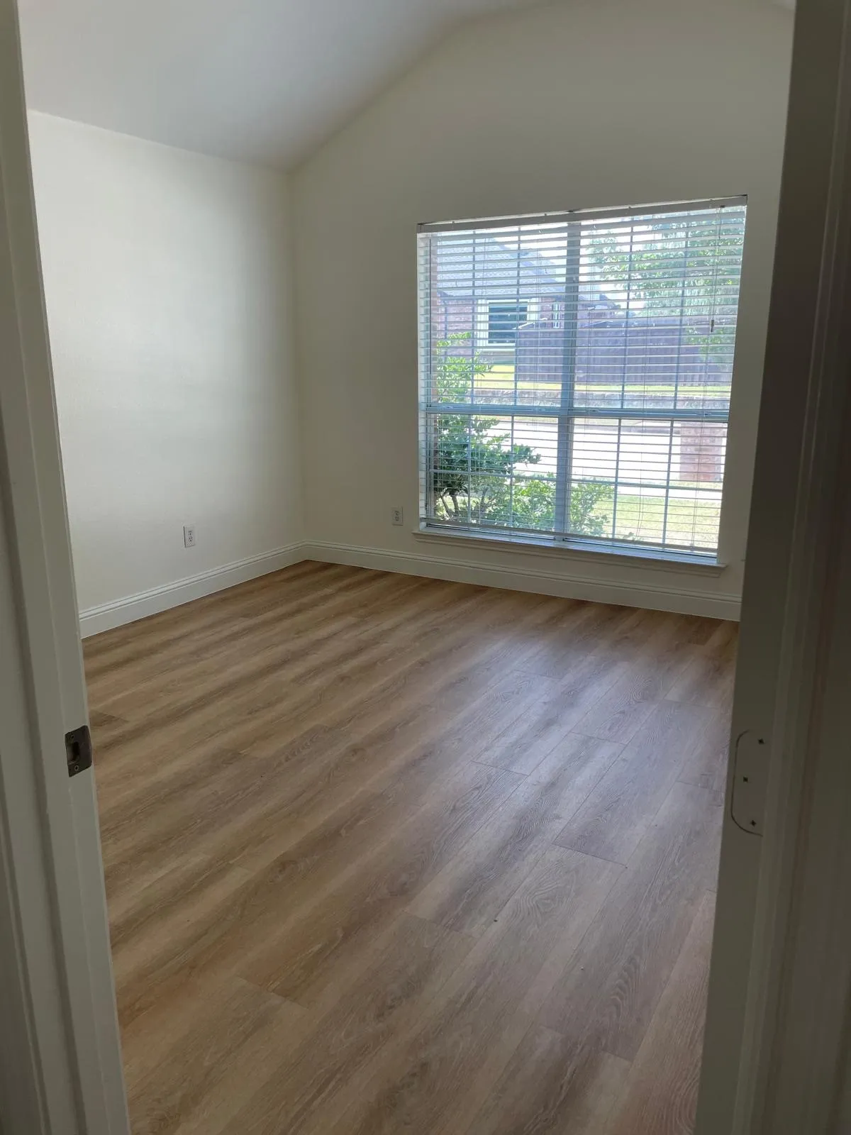 Single Family Residence For Rent in Denton County , 2049 Sunny Side Drive, Little Elm, Texas 75068, 4 Bedroom, 2 Bathroom, 2 Garage spaces, 1,502 Sqft, built in 2006, mls#21408783, Real Estate Agent in Little Elm, Homes For Rent in Denton county, Homes For Rent in Little Elm, Realtor in Little Elm Texas, Real Estate Brokerage Independent Realty Texas, Luminita Cordes Realtor