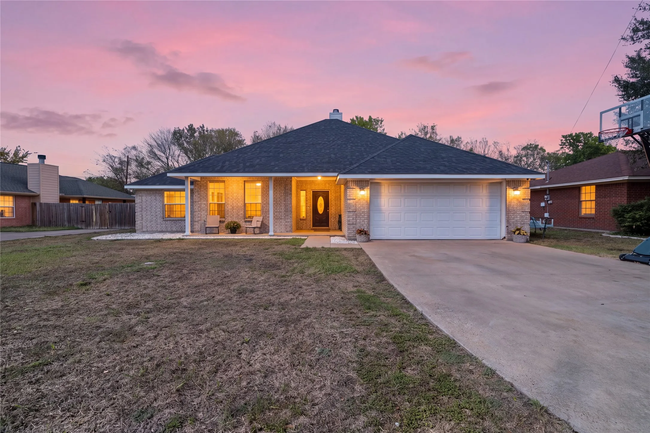 Single Family Residence For Sale in Kaufman County , 503 E Kaufman Street, Mabank, Texas 75147, 3 Bedroom, 2 Bathroom, 2 Garage spaces, 1,556 Sqft, built in 2003, mls#21403112, Real Estate Agent in Mabank, Homes For Sale in Kaufman county, Homes For Sale in Mabank, Realtor in Mabank Texas, Real Estate Brokerage Independent Realty Texas, Luminita Cordes Realtor