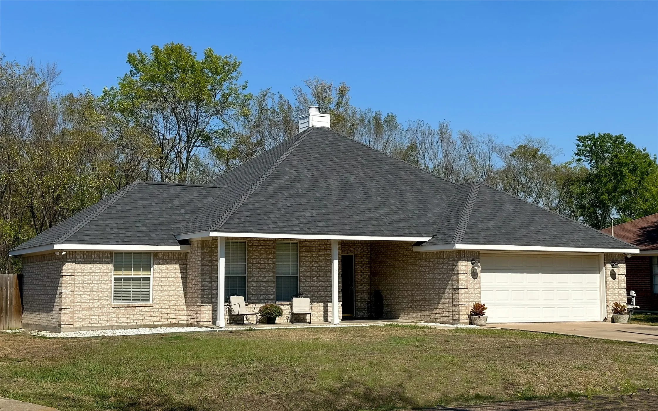 Single Family Residence For Sale in Kaufman County , 503 E Kaufman Street, Mabank, Texas 75147, 3 Bedroom, 2 Bathroom, 2 Garage spaces, 1,556 Sqft, built in 2003, mls#21403112, Real Estate Agent in Mabank, Homes For Sale in Kaufman county, Homes For Sale in Mabank, Realtor in Mabank Texas, Real Estate Brokerage Independent Realty Texas, Luminita Cordes Realtor