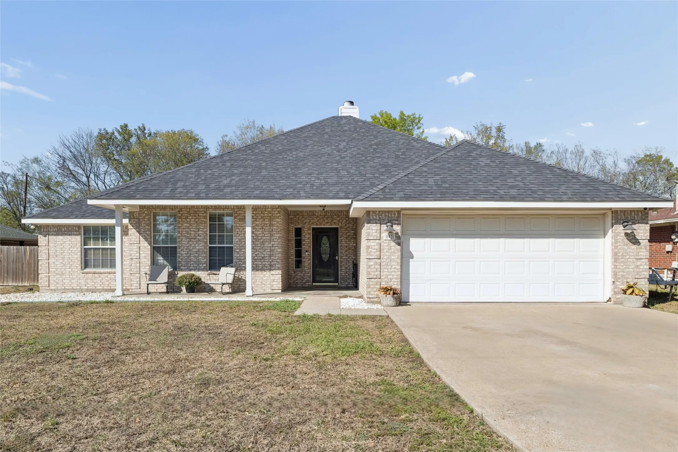 Single Family Residence For Sale in Kaufman County , 503 E Kaufman Street, Mabank, Texas 75147, 3 Bedroom, 2 Bathroom, 2 Garage spaces, 1,556 Sqft, built in 2003, mls#21403112, Real Estate Agent in Mabank, Homes For Sale in Kaufman county, Homes For Sale in Mabank, Realtor in Mabank Texas, Real Estate Brokerage Independent Realty Texas, Luminita Cordes Realtor