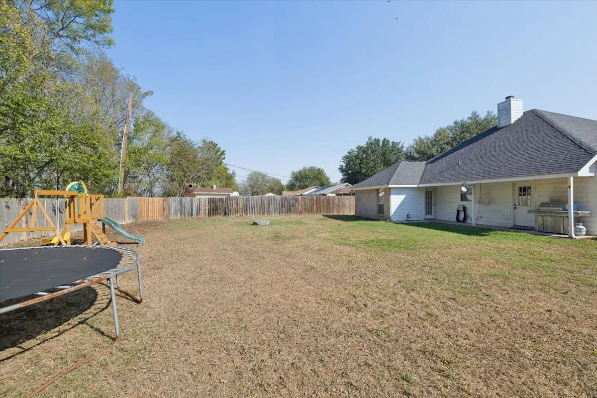Single Family Residence For Sale in Kaufman County , 503 E Kaufman Street, Mabank, Texas 75147, 3 Bedroom, 2 Bathroom, 2 Garage spaces, 1,556 Sqft, built in 2003, mls#21403112, Real Estate Agent in Mabank, Homes For Sale in Kaufman county, Homes For Sale in Mabank, Realtor in Mabank Texas, Real Estate Brokerage Independent Realty Texas, Luminita Cordes Realtor