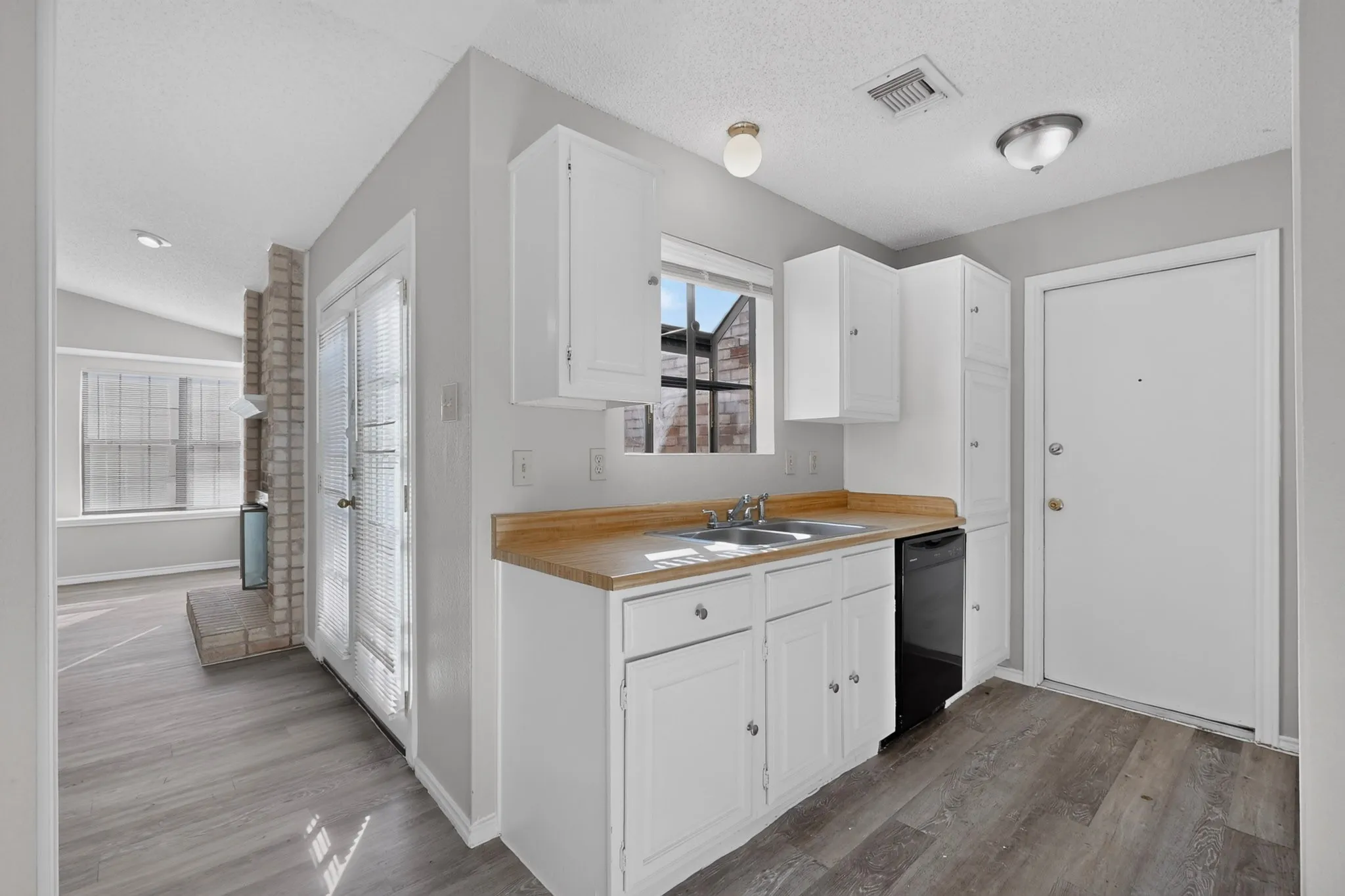 Single Family Residence For Sale in Dallas County , 118 Wilderness Trail, Mesquite, Texas 75149, 3 Bedroom, 2 Bathroom, 2 Garage spaces, 1,237 Sqft, built in 1984, mls#21408793, Real Estate Agent in Mesquite, Homes For Sale in Dallas county, Homes For Sale in Mesquite, Realtor in Mesquite Texas, Real Estate Brokerage Independent Realty Texas, Luminita Cordes Realtor
