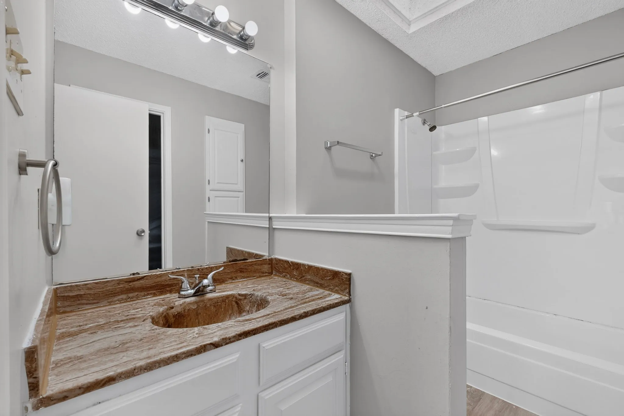 Single Family Residence For Sale in Dallas County , 118 Wilderness Trail, Mesquite, Texas 75149, 3 Bedroom, 2 Bathroom, 2 Garage spaces, 1,237 Sqft, built in 1984, mls#21408793, Real Estate Agent in Mesquite, Homes For Sale in Dallas county, Homes For Sale in Mesquite, Realtor in Mesquite Texas, Real Estate Brokerage Independent Realty Texas, Luminita Cordes Realtor