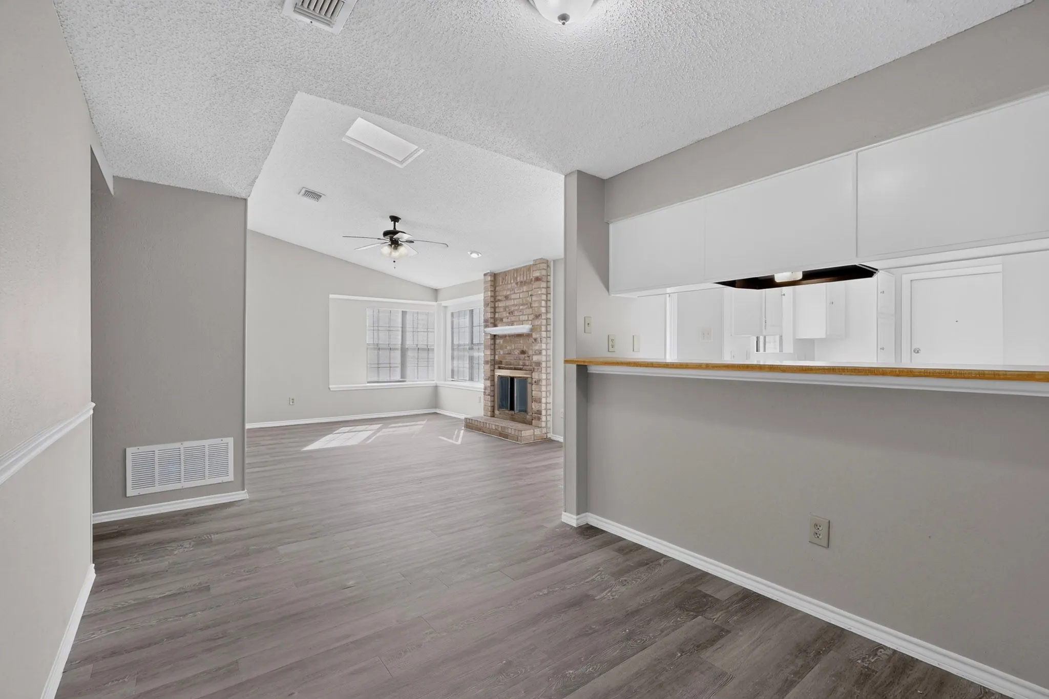 Single Family Residence For Sale in Dallas County , 118 Wilderness Trail, Mesquite, Texas 75149, 3 Bedroom, 2 Bathroom, 2 Garage spaces, 1,237 Sqft, built in 1984, mls#21408793, Real Estate Agent in Mesquite, Homes For Sale in Dallas county, Homes For Sale in Mesquite, Realtor in Mesquite Texas, Real Estate Brokerage Independent Realty Texas, Luminita Cordes Realtor