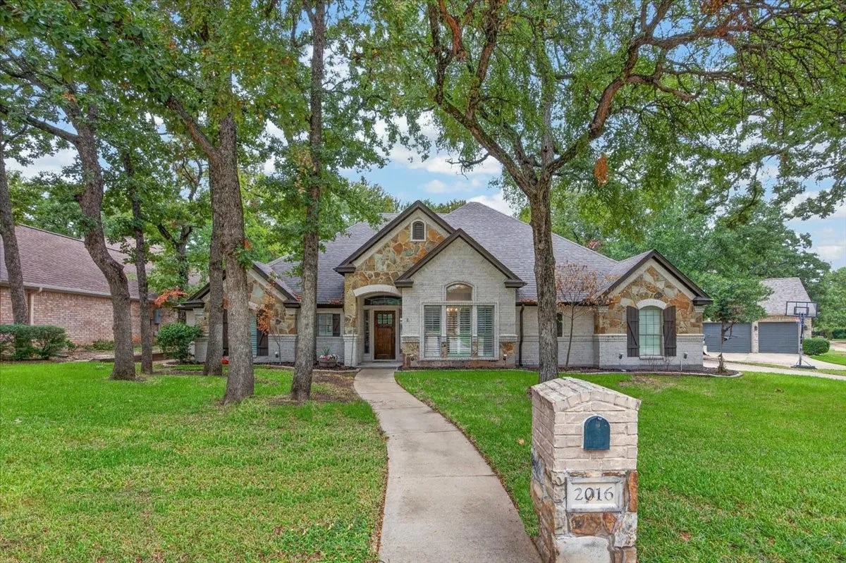 Single Family Residence For Sale in Tarrant County , 2016 Spinnaker Lane, Azle, Texas 76020, 5 Bedroom, 4 Bathroom, 3 Garage spaces, 2,700 Sqft, built in 2006, mls#21407315, Real Estate Agent in Azle, Homes For Sale in Tarrant county, Homes For Sale in Azle, Realtor in Azle Texas, Real Estate Brokerage Independent Realty Texas, Luminita Cordes Realtor