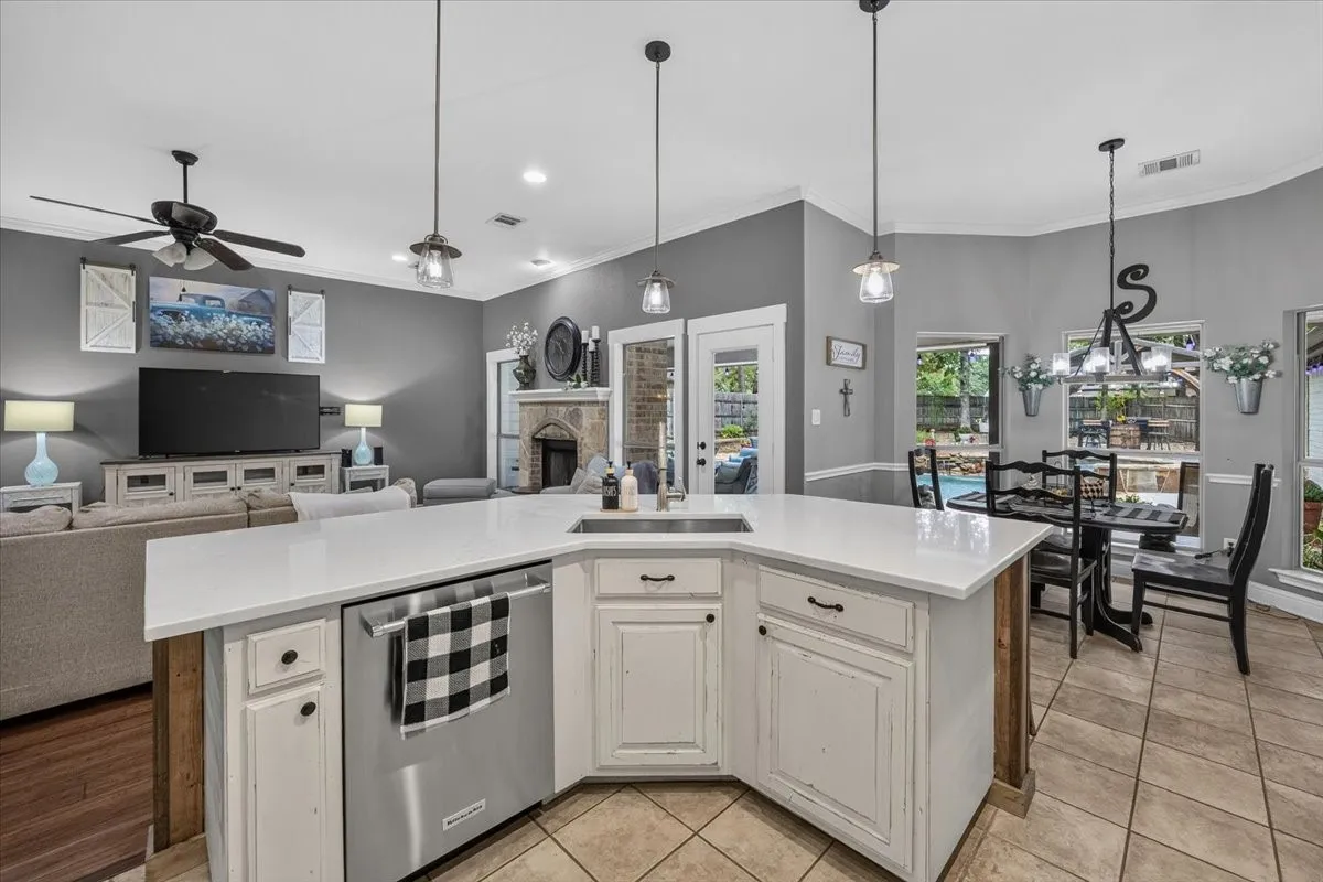 Single Family Residence For Sale in Tarrant County , 2016 Spinnaker Lane, Azle, Texas 76020, 5 Bedroom, 4 Bathroom, 3 Garage spaces, 2,700 Sqft, built in 2006, mls#21407315, Real Estate Agent in Azle, Homes For Sale in Tarrant county, Homes For Sale in Azle, Realtor in Azle Texas, Real Estate Brokerage Independent Realty Texas, Luminita Cordes Realtor
