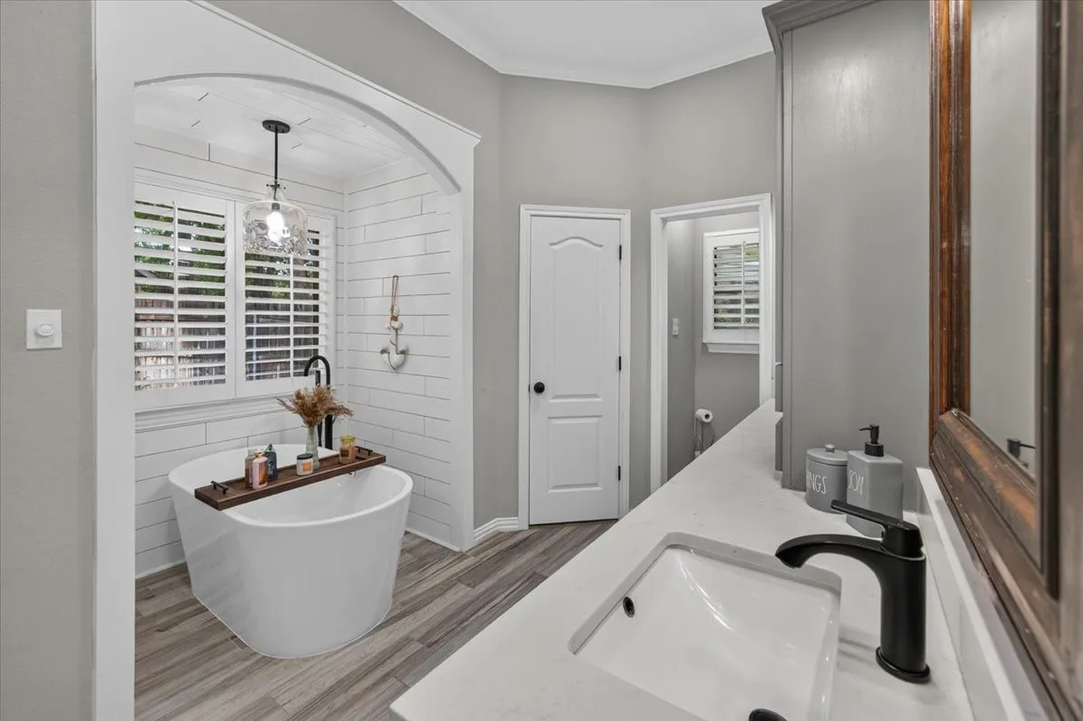Single Family Residence For Sale in Tarrant County , 2016 Spinnaker Lane, Azle, Texas 76020, 5 Bedroom, 4 Bathroom, 3 Garage spaces, 2,700 Sqft, built in 2006, mls#21407315, Real Estate Agent in Azle, Homes For Sale in Tarrant county, Homes For Sale in Azle, Realtor in Azle Texas, Real Estate Brokerage Independent Realty Texas, Luminita Cordes Realtor
