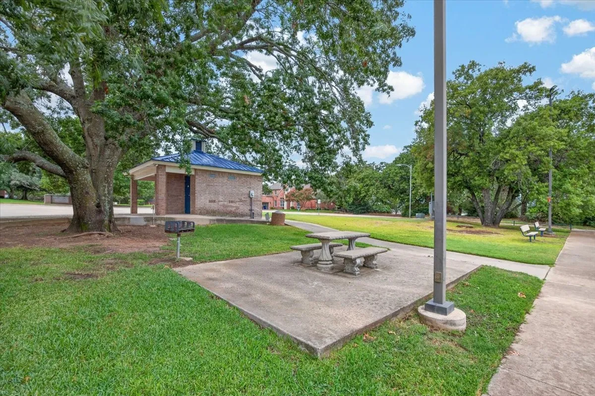Single Family Residence For Sale in Tarrant County , 2016 Spinnaker Lane, Azle, Texas 76020, 5 Bedroom, 4 Bathroom, 3 Garage spaces, 2,700 Sqft, built in 2006, mls#21407315, Real Estate Agent in Azle, Homes For Sale in Tarrant county, Homes For Sale in Azle, Realtor in Azle Texas, Real Estate Brokerage Independent Realty Texas, Luminita Cordes Realtor