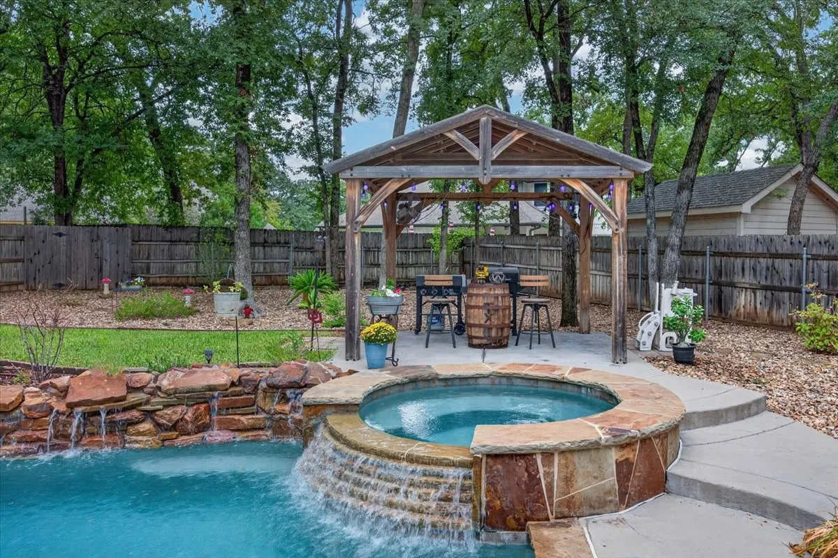 Single Family Residence For Sale in Tarrant County , 2016 Spinnaker Lane, Azle, Texas 76020, 5 Bedroom, 4 Bathroom, 3 Garage spaces, 2,700 Sqft, built in 2006, mls#21407315, Real Estate Agent in Azle, Homes For Sale in Tarrant county, Homes For Sale in Azle, Realtor in Azle Texas, Real Estate Brokerage Independent Realty Texas, Luminita Cordes Realtor