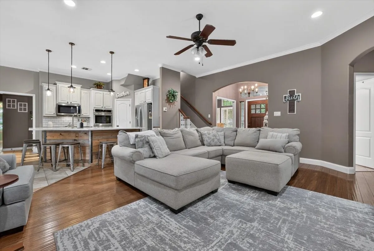 Single Family Residence For Sale in Tarrant County , 2016 Spinnaker Lane, Azle, Texas 76020, 5 Bedroom, 4 Bathroom, 3 Garage spaces, 2,700 Sqft, built in 2006, mls#21407315, Real Estate Agent in Azle, Homes For Sale in Tarrant county, Homes For Sale in Azle, Realtor in Azle Texas, Real Estate Brokerage Independent Realty Texas, Luminita Cordes Realtor