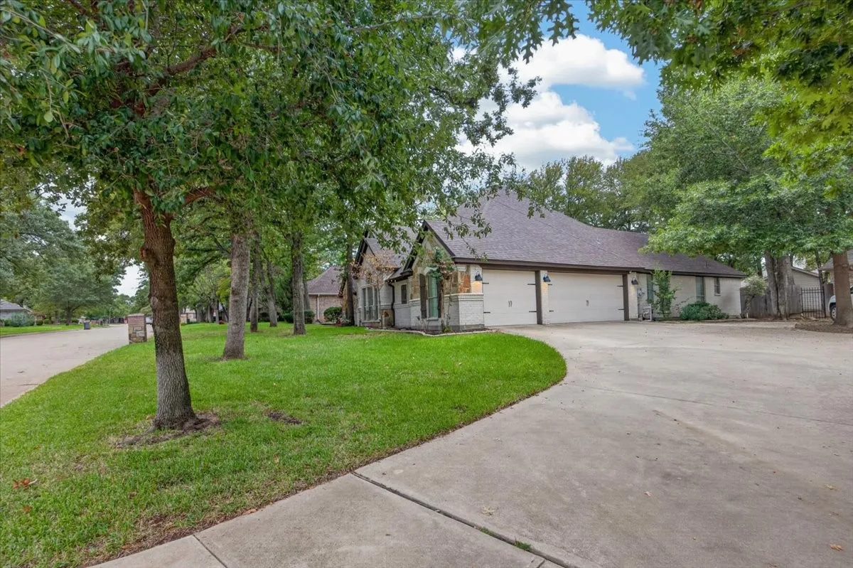Single Family Residence For Sale in Tarrant County , 2016 Spinnaker Lane, Azle, Texas 76020, 5 Bedroom, 4 Bathroom, 3 Garage spaces, 2,700 Sqft, built in 2006, mls#21407315, Real Estate Agent in Azle, Homes For Sale in Tarrant county, Homes For Sale in Azle, Realtor in Azle Texas, Real Estate Brokerage Independent Realty Texas, Luminita Cordes Realtor