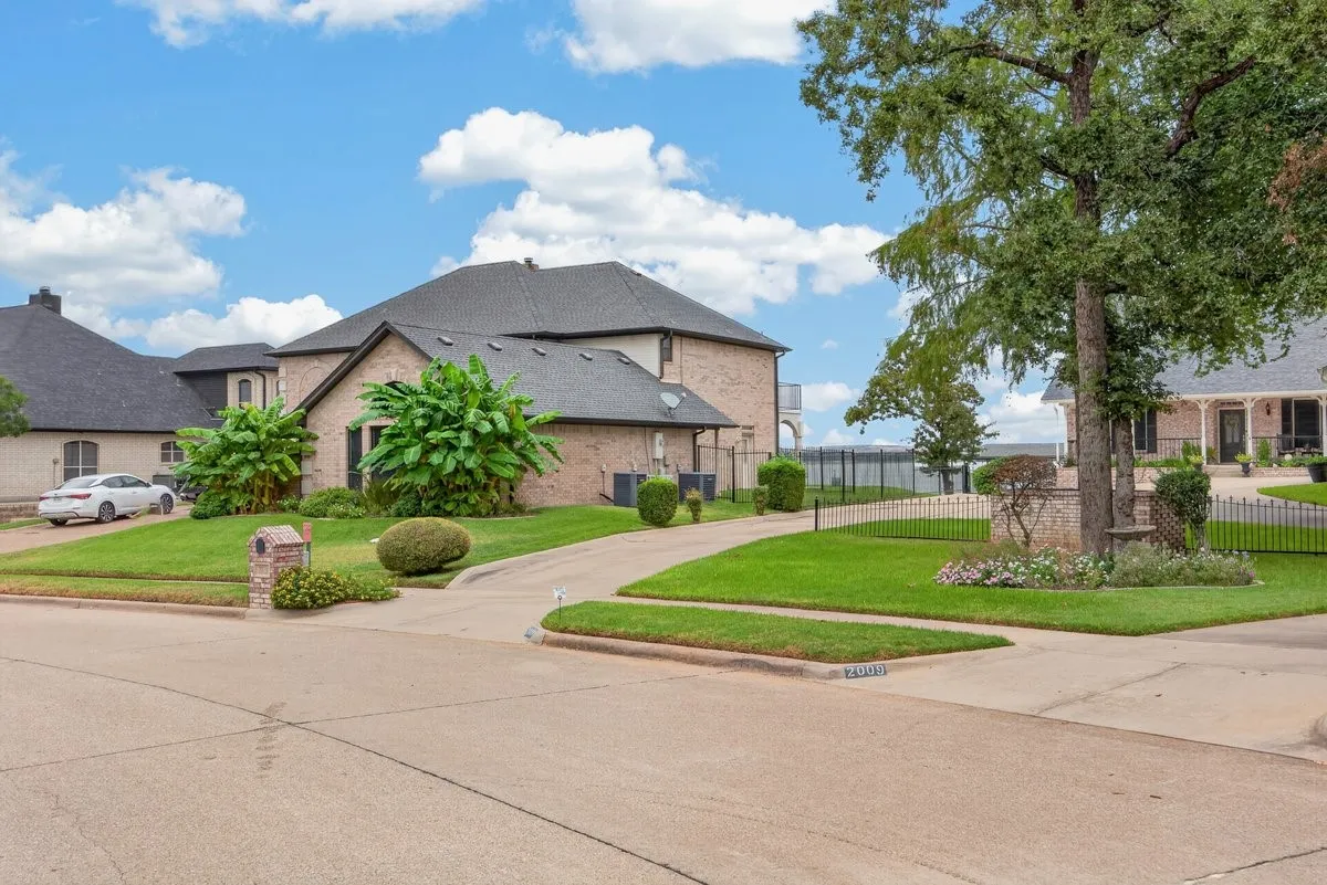 Single Family Residence For Sale in Tarrant County , 2016 Spinnaker Lane, Azle, Texas 76020, 5 Bedroom, 4 Bathroom, 3 Garage spaces, 2,700 Sqft, built in 2006, mls#21407315, Real Estate Agent in Azle, Homes For Sale in Tarrant county, Homes For Sale in Azle, Realtor in Azle Texas, Real Estate Brokerage Independent Realty Texas, Luminita Cordes Realtor