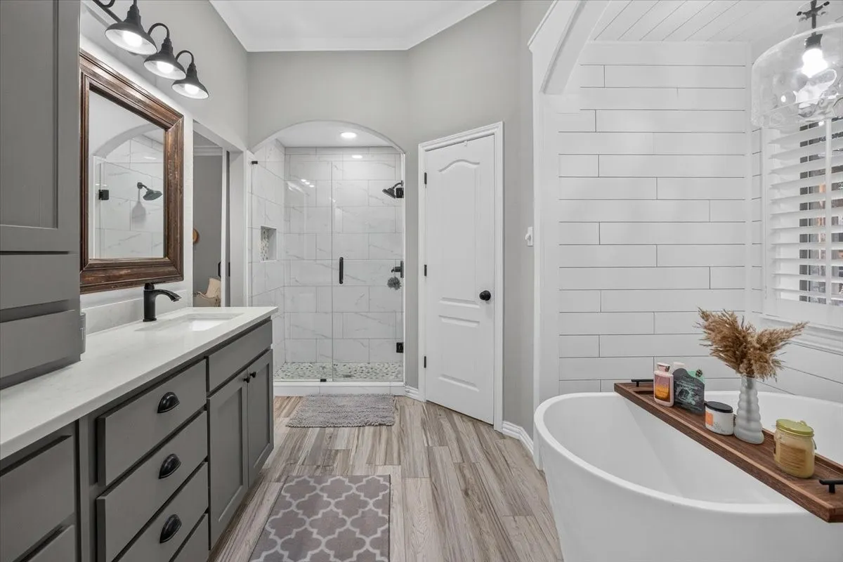 Single Family Residence For Sale in Tarrant County , 2016 Spinnaker Lane, Azle, Texas 76020, 5 Bedroom, 4 Bathroom, 3 Garage spaces, 2,700 Sqft, built in 2006, mls#21407315, Real Estate Agent in Azle, Homes For Sale in Tarrant county, Homes For Sale in Azle, Realtor in Azle Texas, Real Estate Brokerage Independent Realty Texas, Luminita Cordes Realtor