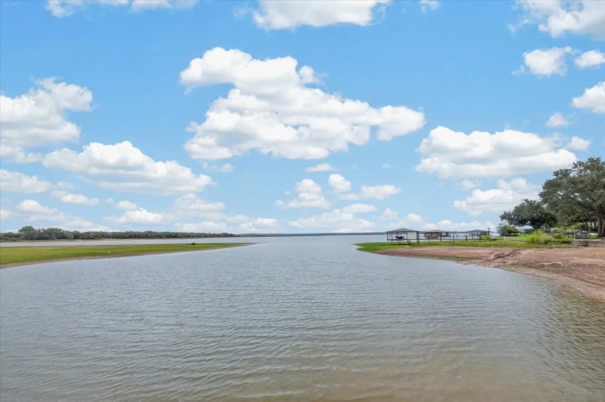Single Family Residence For Sale in Tarrant County , 2016 Spinnaker Lane, Azle, Texas 76020, 5 Bedroom, 4 Bathroom, 3 Garage spaces, 2,700 Sqft, built in 2006, mls#21407315, Real Estate Agent in Azle, Homes For Sale in Tarrant county, Homes For Sale in Azle, Realtor in Azle Texas, Real Estate Brokerage Independent Realty Texas, Luminita Cordes Realtor