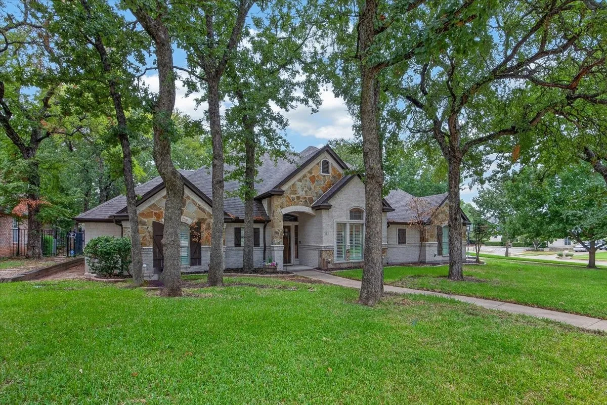 Single Family Residence For Sale in Tarrant County , 2016 Spinnaker Lane, Azle, Texas 76020, 5 Bedroom, 4 Bathroom, 3 Garage spaces, 2,700 Sqft, built in 2006, mls#21407315, Real Estate Agent in Azle, Homes For Sale in Tarrant county, Homes For Sale in Azle, Realtor in Azle Texas, Real Estate Brokerage Independent Realty Texas, Luminita Cordes Realtor