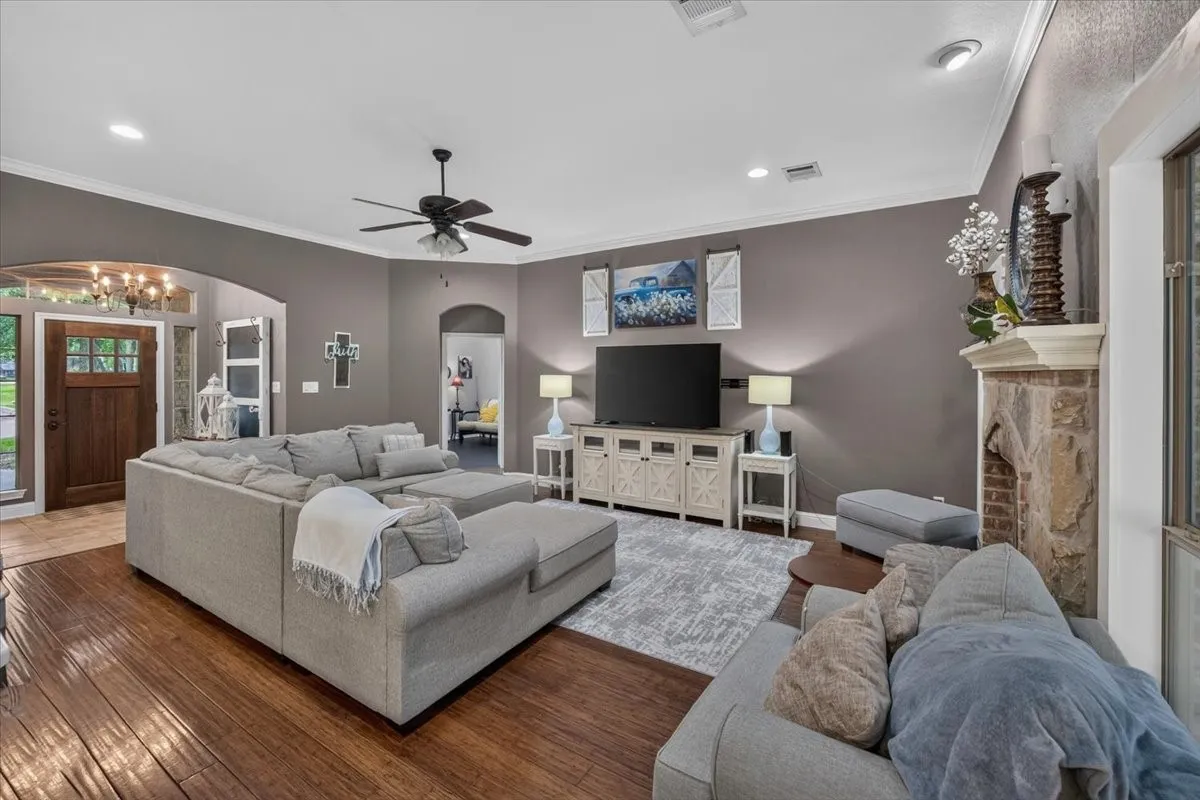 Single Family Residence For Sale in Tarrant County , 2016 Spinnaker Lane, Azle, Texas 76020, 5 Bedroom, 4 Bathroom, 3 Garage spaces, 2,700 Sqft, built in 2006, mls#21407315, Real Estate Agent in Azle, Homes For Sale in Tarrant county, Homes For Sale in Azle, Realtor in Azle Texas, Real Estate Brokerage Independent Realty Texas, Luminita Cordes Realtor