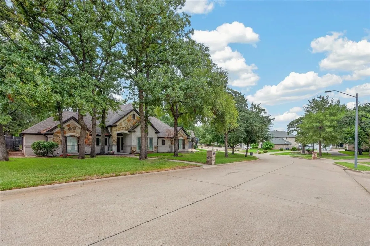 Single Family Residence For Sale in Tarrant County , 2016 Spinnaker Lane, Azle, Texas 76020, 5 Bedroom, 4 Bathroom, 3 Garage spaces, 2,700 Sqft, built in 2006, mls#21407315, Real Estate Agent in Azle, Homes For Sale in Tarrant county, Homes For Sale in Azle, Realtor in Azle Texas, Real Estate Brokerage Independent Realty Texas, Luminita Cordes Realtor