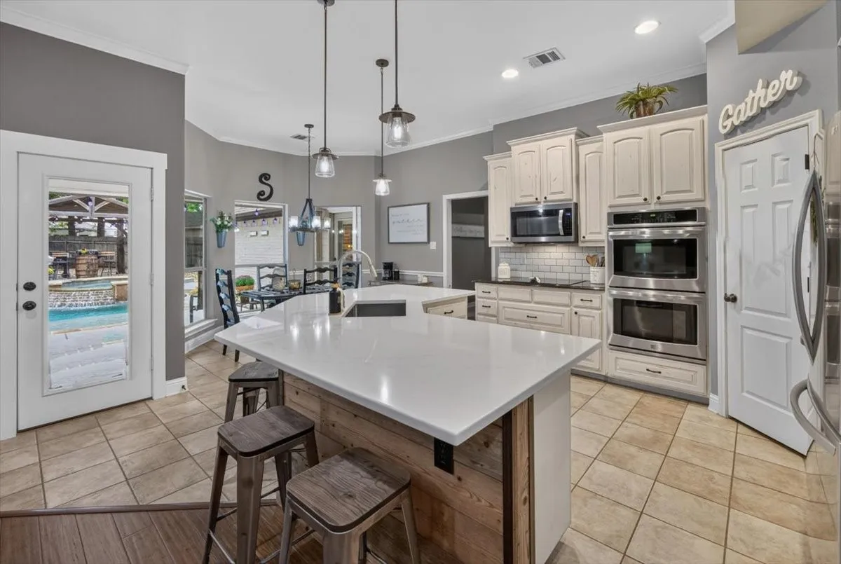Single Family Residence For Sale in Tarrant County , 2016 Spinnaker Lane, Azle, Texas 76020, 5 Bedroom, 4 Bathroom, 3 Garage spaces, 2,700 Sqft, built in 2006, mls#21407315, Real Estate Agent in Azle, Homes For Sale in Tarrant county, Homes For Sale in Azle, Realtor in Azle Texas, Real Estate Brokerage Independent Realty Texas, Luminita Cordes Realtor