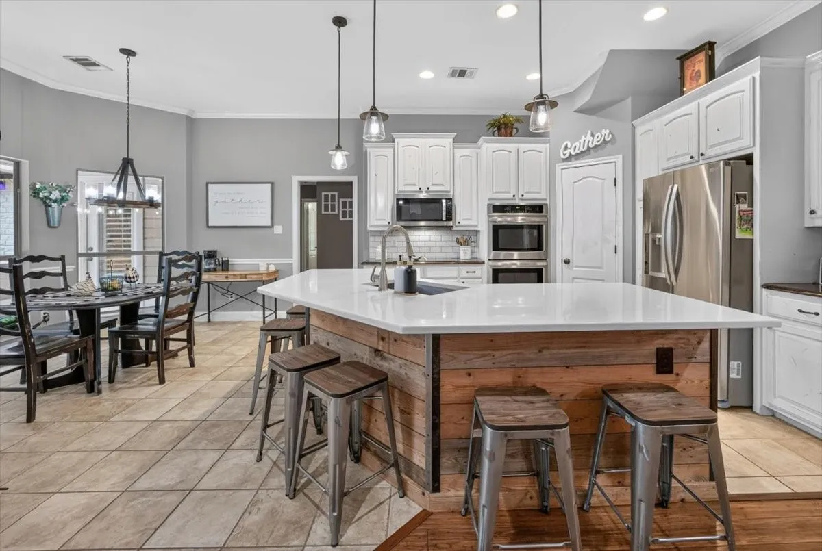 Single Family Residence For Sale in Tarrant County , 2016 Spinnaker Lane, Azle, Texas 76020, 5 Bedroom, 4 Bathroom, 3 Garage spaces, 2,700 Sqft, built in 2006, mls#21407315, Real Estate Agent in Azle, Homes For Sale in Tarrant county, Homes For Sale in Azle, Realtor in Azle Texas, Real Estate Brokerage Independent Realty Texas, Luminita Cordes Realtor