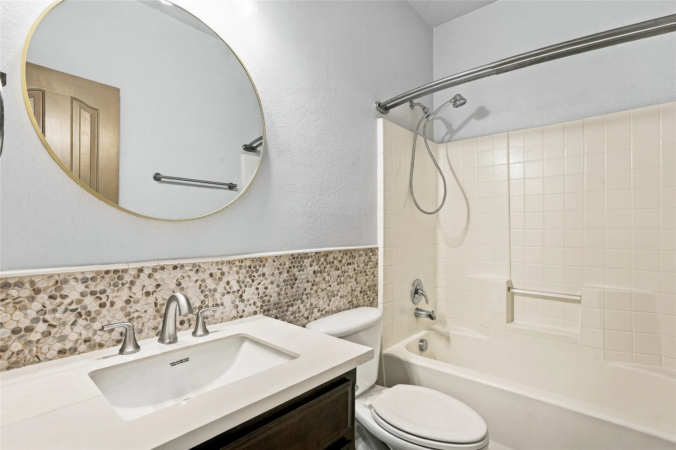 Guest bath.