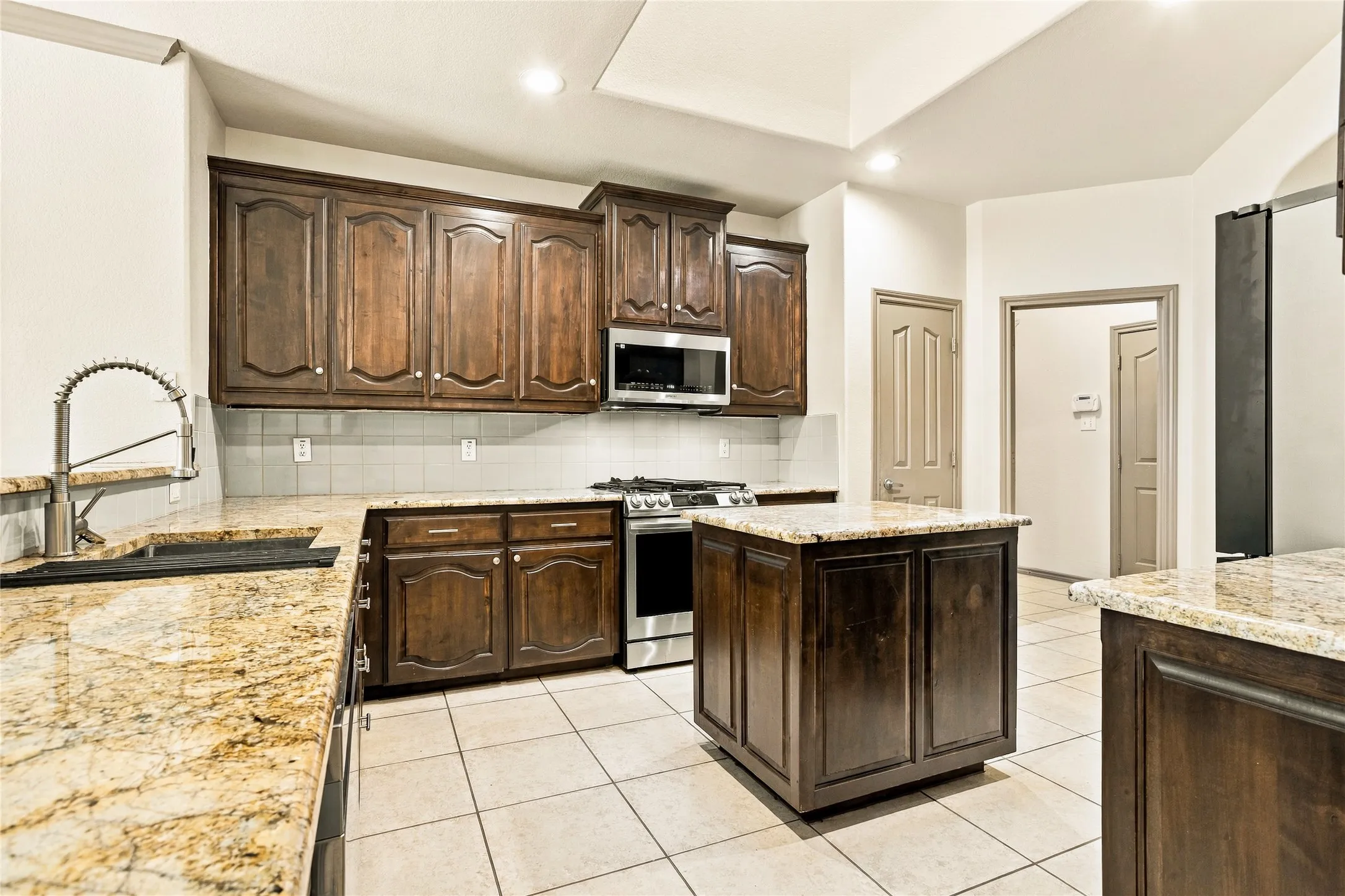 Single Family Residence For Sale in Tarrant County , 7614 Fallen Antler Place, Arlington, Texas 76002, 3 Bedroom, 2 Bathroom, 2 Garage spaces, 1,844 Sqft, built in 2008, mls#21408272, Real Estate Agent in Arlington, Homes For Sale in Tarrant county, Homes For Sale in Arlington, Realtor in Arlington Texas, Real Estate Brokerage Independent Realty Texas, Luminita Cordes Realtor