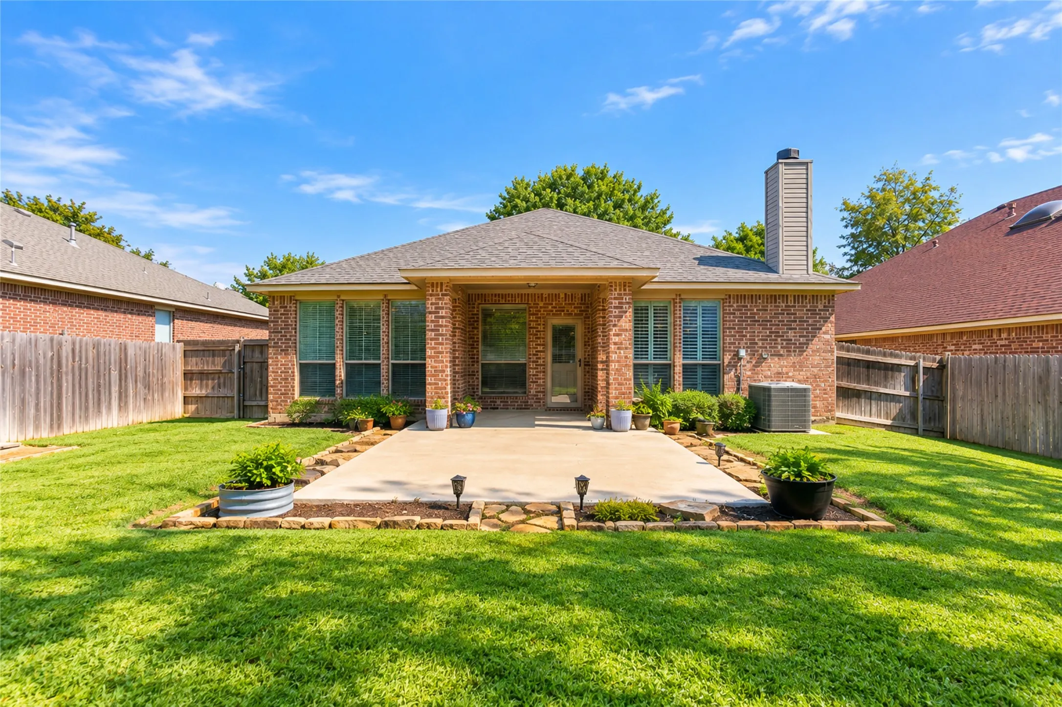 Single Family Residence For Sale in Tarrant County , 7614 Fallen Antler Place, Arlington, Texas 76002, 3 Bedroom, 2 Bathroom, 2 Garage spaces, 1,844 Sqft, built in 2008, mls#21408272, Real Estate Agent in Arlington, Homes For Sale in Tarrant county, Homes For Sale in Arlington, Realtor in Arlington Texas, Real Estate Brokerage Independent Realty Texas, Luminita Cordes Realtor