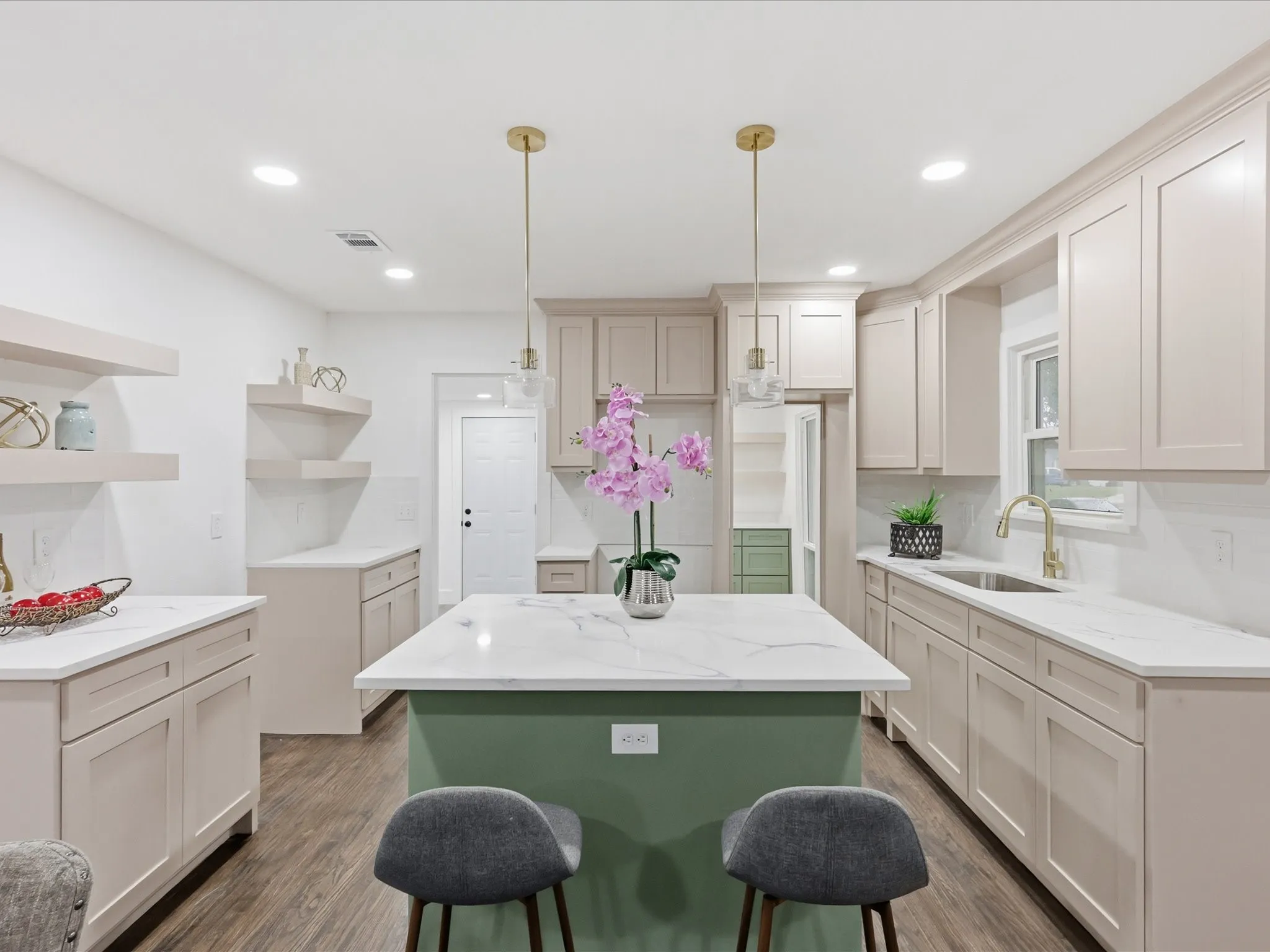 Single Family Residence For Sale in Tarrant County , 6624 Reeves Street, Richland Hills, Texas 76118, 3 Bedroom, 2 Bathroom, 1 Garage spaces, 1,464 Sqft, built in 1951, mls#21408534, Real Estate Agent in Richland Hills, Homes For Sale in Tarrant county, Homes For Sale in Richland Hills, Realtor in Richland Hills Texas, Real Estate Brokerage Independent Realty Texas, Luminita Cordes Realtor