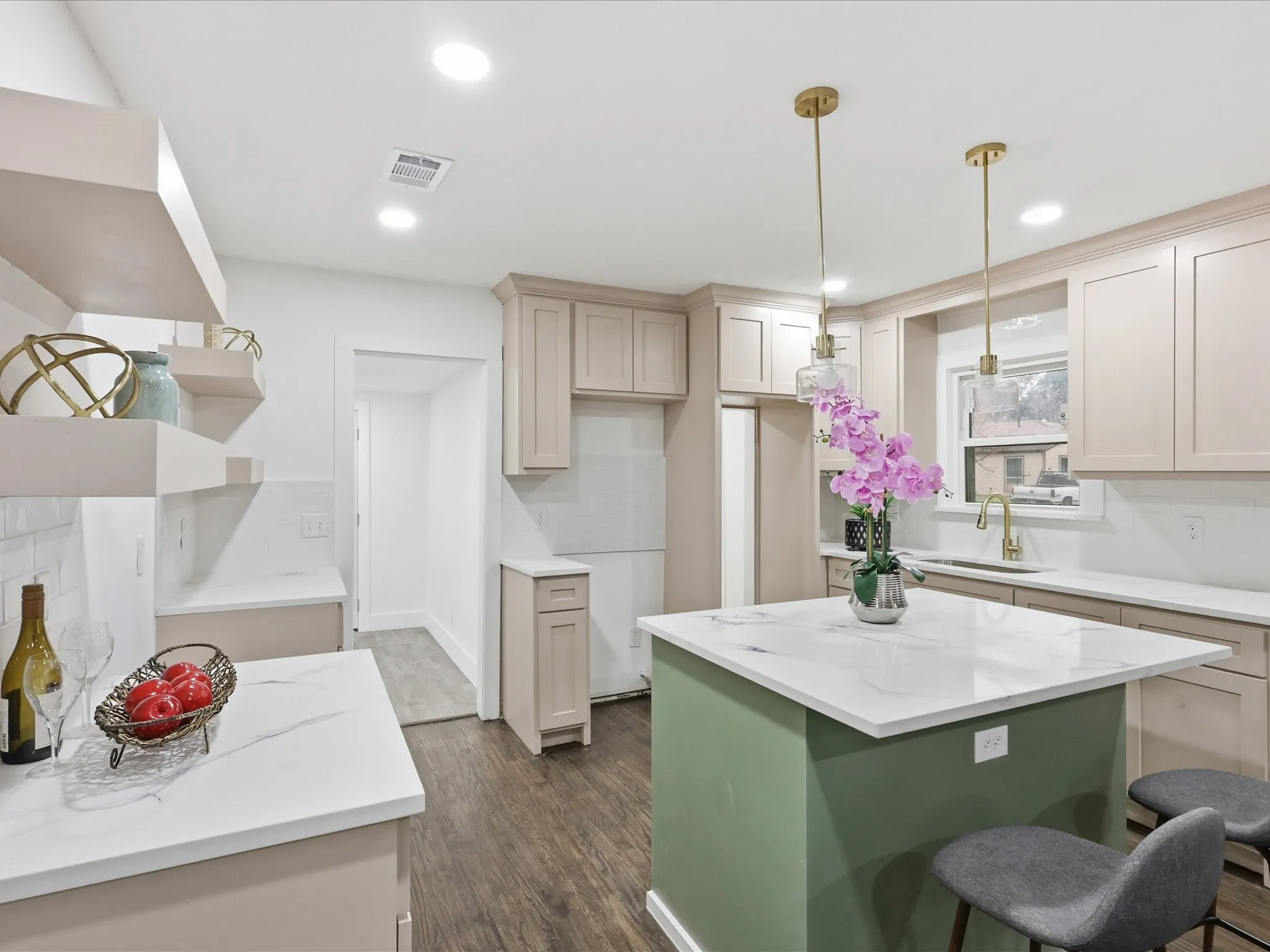 Single Family Residence For Sale in Tarrant County , 6624 Reeves Street, Richland Hills, Texas 76118, 3 Bedroom, 2 Bathroom, 1 Garage spaces, 1,464 Sqft, built in 1951, mls#21408534, Real Estate Agent in Richland Hills, Homes For Sale in Tarrant county, Homes For Sale in Richland Hills, Realtor in Richland Hills Texas, Real Estate Brokerage Independent Realty Texas, Luminita Cordes Realtor