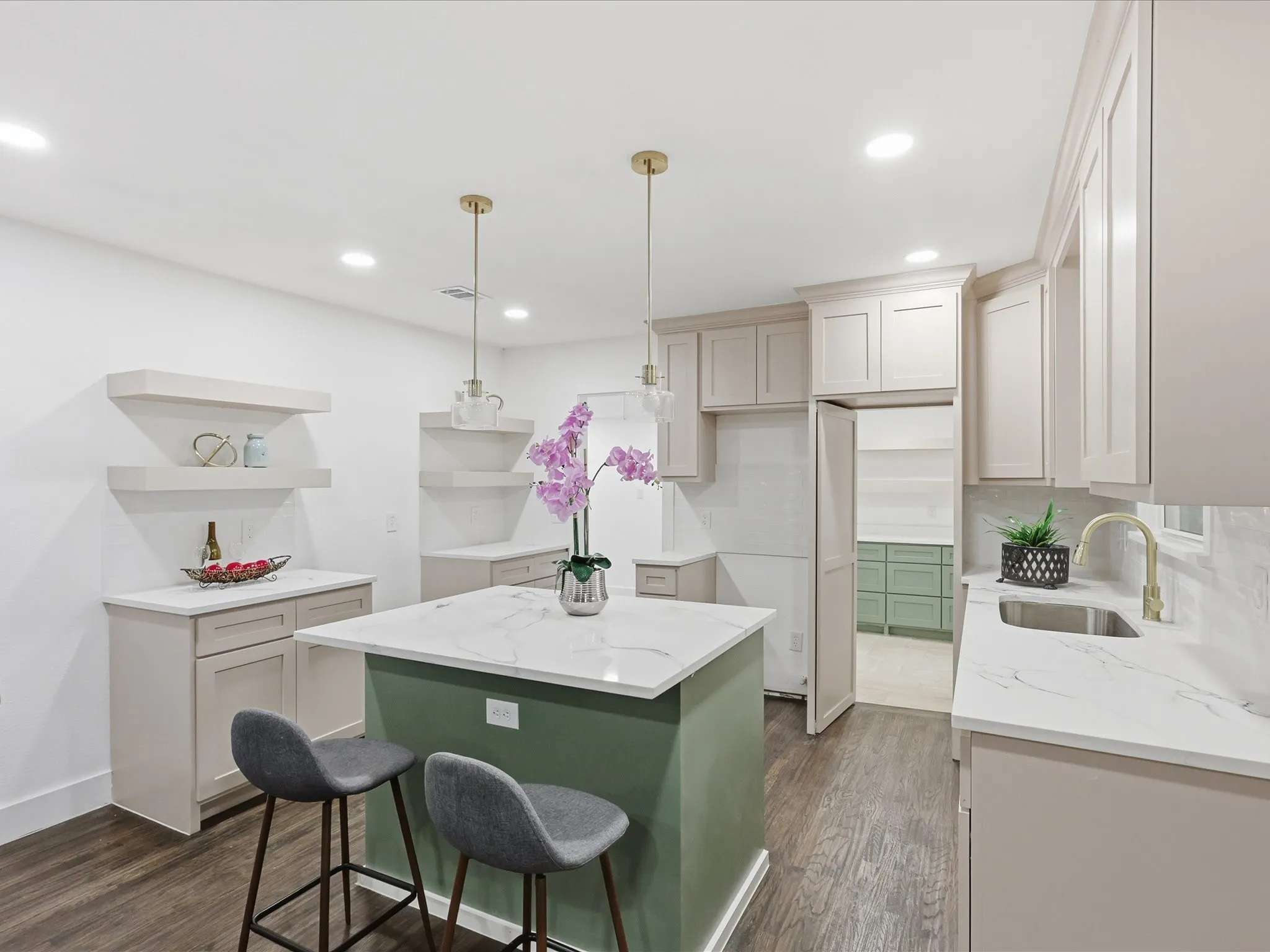 Single Family Residence For Sale in Tarrant County , 6624 Reeves Street, Richland Hills, Texas 76118, 3 Bedroom, 2 Bathroom, 1 Garage spaces, 1,464 Sqft, built in 1951, mls#21408534, Real Estate Agent in Richland Hills, Homes For Sale in Tarrant county, Homes For Sale in Richland Hills, Realtor in Richland Hills Texas, Real Estate Brokerage Independent Realty Texas, Luminita Cordes Realtor