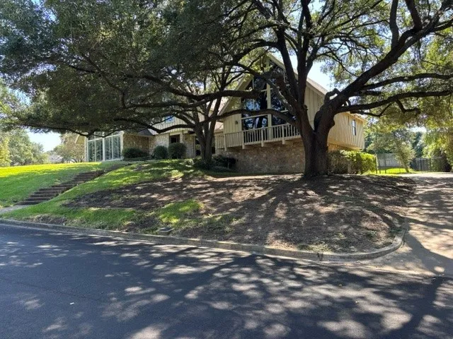 Single Family Residence For Sale in Mc Lennan County , 2900 Inverness Drive, Waco, Texas 76710, 4 Bedroom, 4 Bathroom, 3 Garage spaces, 3,604 Sqft, built in 1976, mls#21408682, Real Estate Agent in Waco, Homes For Sale in Mc Lennan county, Homes For Sale in Waco, Realtor in Waco Texas, Real Estate Brokerage Independent Realty Texas, Luminita Cordes Realtor
