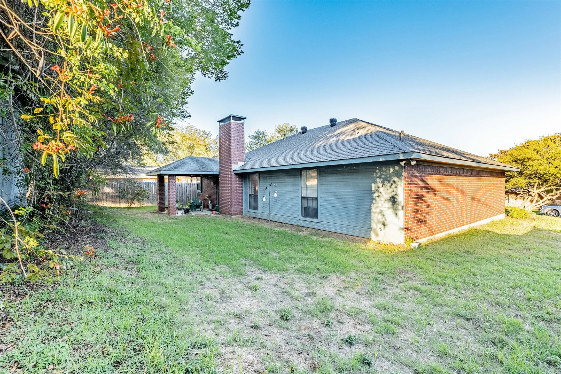 Single Family Residence For Sale in Grayson County , 305 Ross Avenue, Denison, Texas 75020, 3 Bedroom, 2 Bathroom, 2 Garage spaces, 1,494 Sqft, built in 1997, mls#21406772, Real Estate Agent in Denison, Homes For Sale in Grayson county, Homes For Sale in Denison, Realtor in Denison Texas, Real Estate Brokerage Independent Realty Texas, Luminita Cordes Realtor