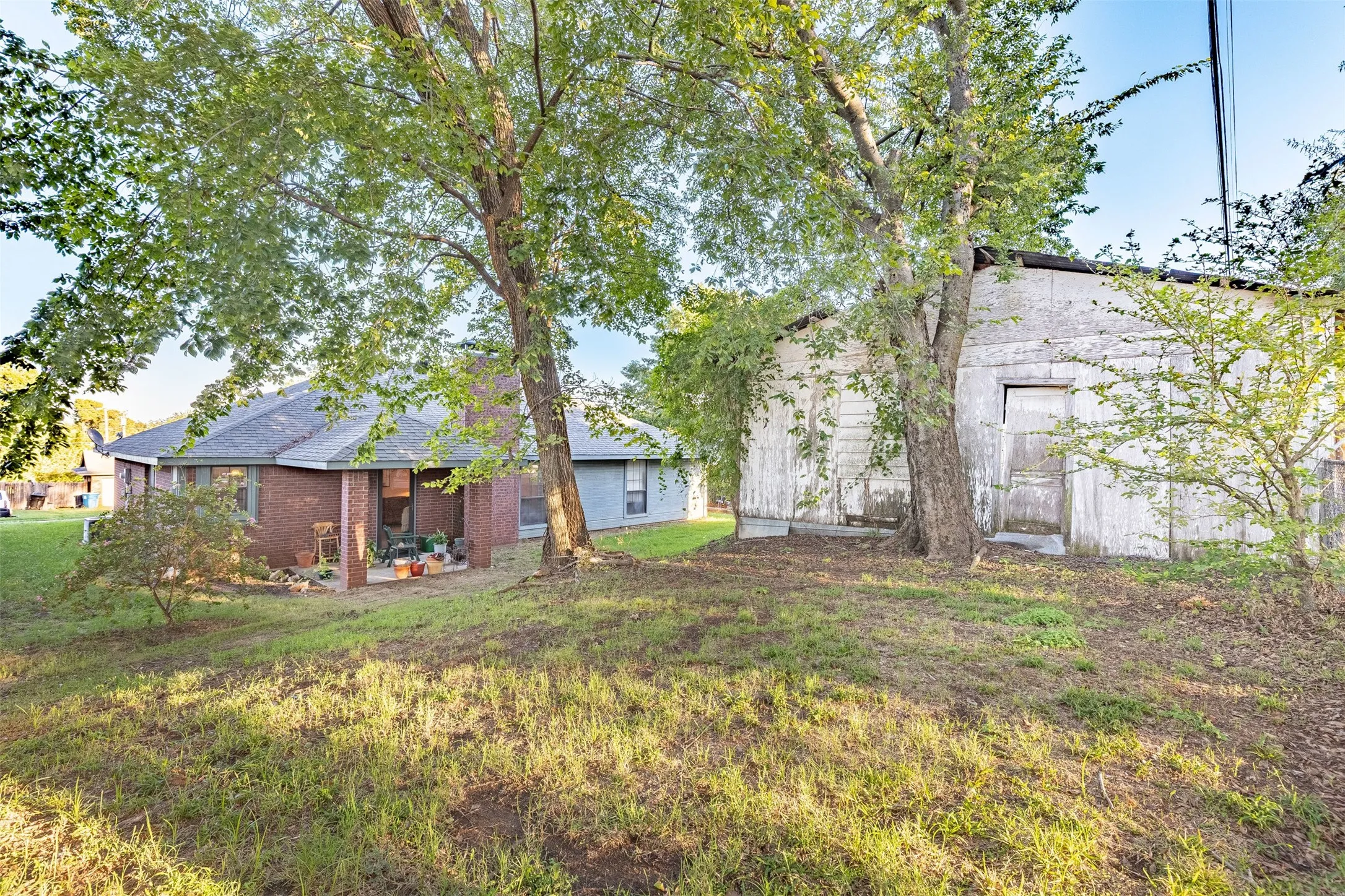 Single Family Residence For Sale in Grayson County , 305 Ross Avenue, Denison, Texas 75020, 3 Bedroom, 2 Bathroom, 2 Garage spaces, 1,494 Sqft, built in 1997, mls#21406772, Real Estate Agent in Denison, Homes For Sale in Grayson county, Homes For Sale in Denison, Realtor in Denison Texas, Real Estate Brokerage Independent Realty Texas, Luminita Cordes Realtor