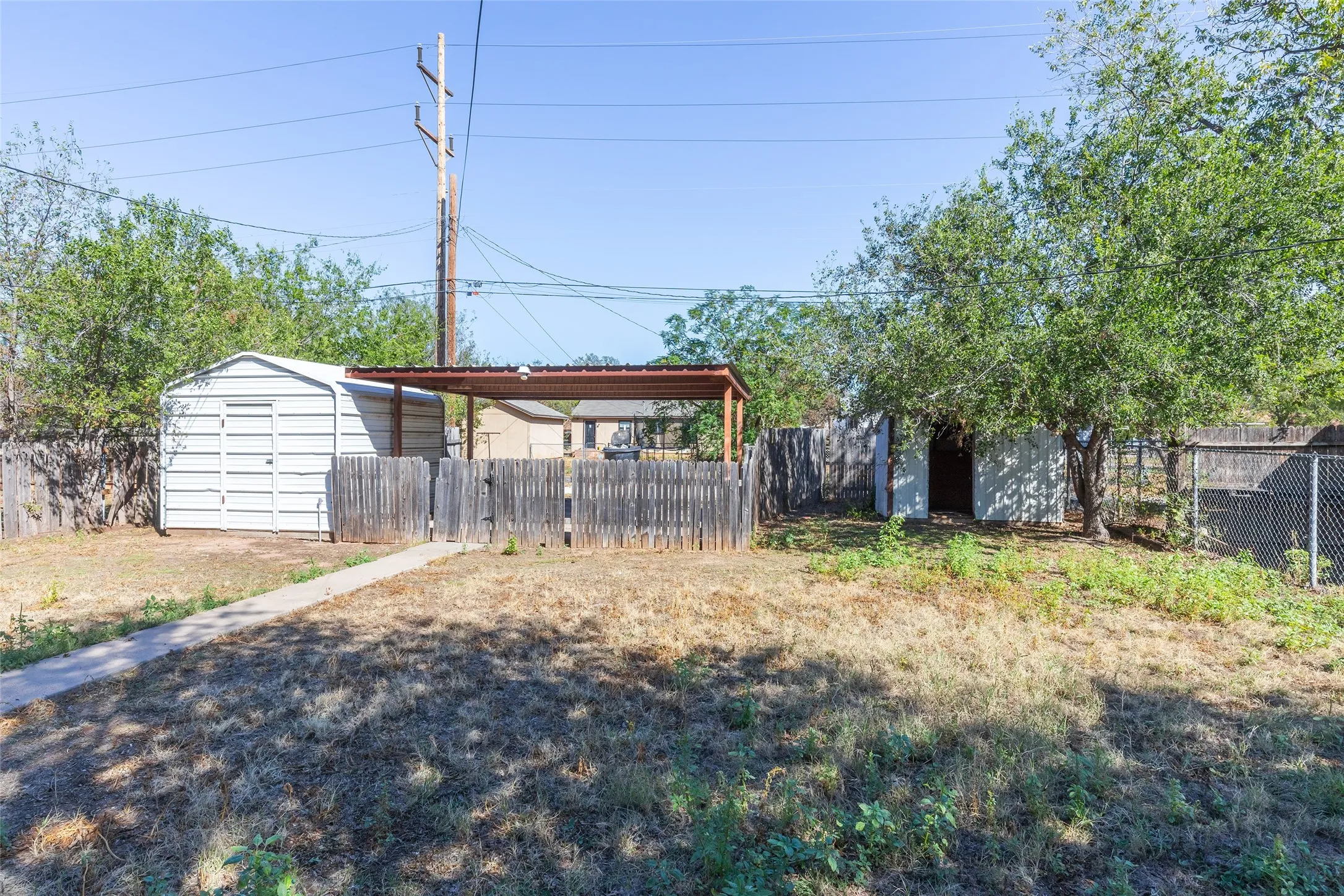 Single Family Residence For Sale in Taylor County , 1825 Marshall Street, Abilene, Texas 79605, 3 Bedroom, 1 Bathroom, Garage spaces, 1,075 Sqft, built in 1950, mls#21408614, Real Estate Agent in Abilene, Homes For Sale in Taylor county, Homes For Sale in Abilene, Realtor in Abilene Texas, Real Estate Brokerage Independent Realty Texas, Luminita Cordes Realtor