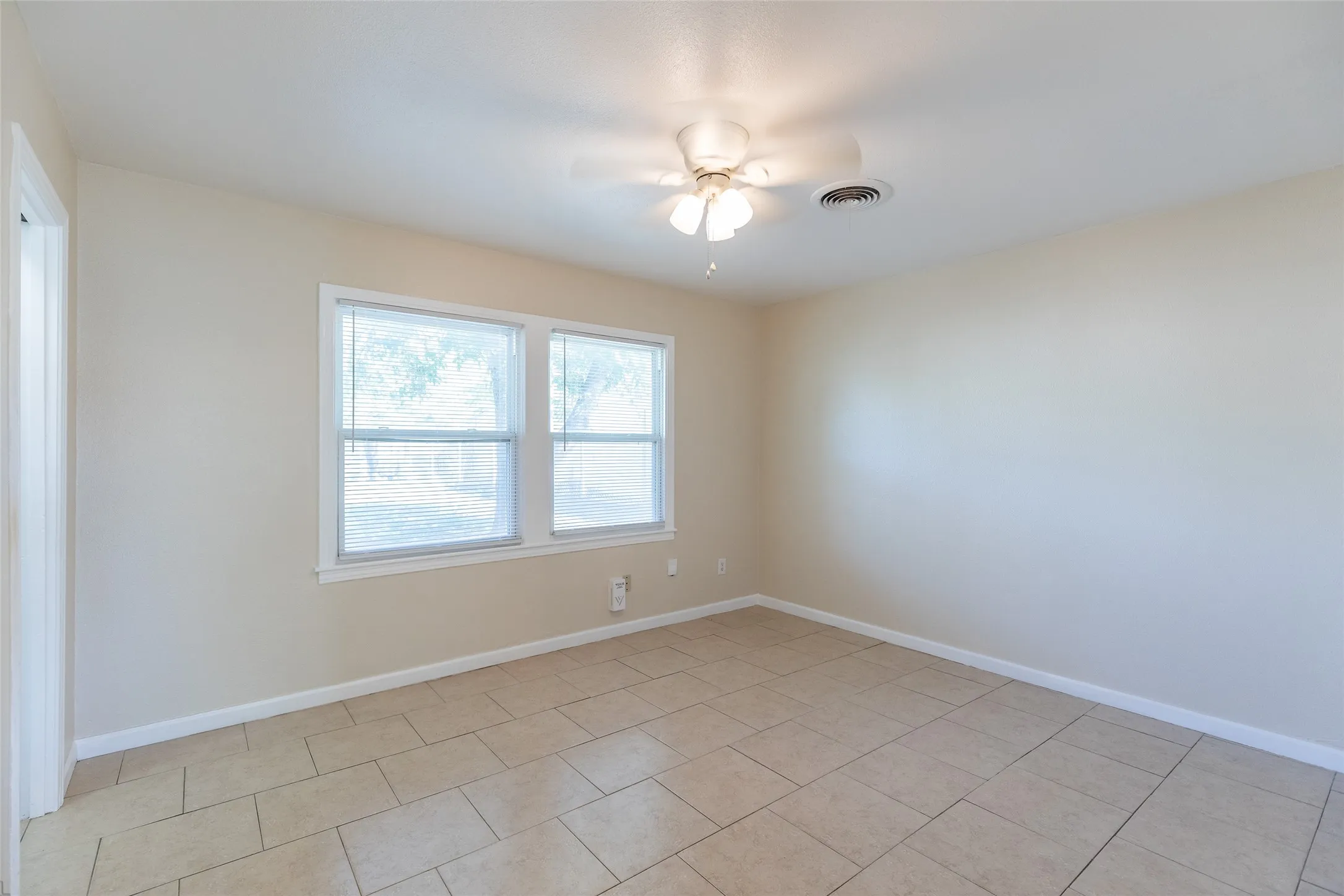 Single Family Residence For Sale in Taylor County , 1825 Marshall Street, Abilene, Texas 79605, 3 Bedroom, 1 Bathroom, Garage spaces, 1,075 Sqft, built in 1950, mls#21408614, Real Estate Agent in Abilene, Homes For Sale in Taylor county, Homes For Sale in Abilene, Realtor in Abilene Texas, Real Estate Brokerage Independent Realty Texas, Luminita Cordes Realtor
