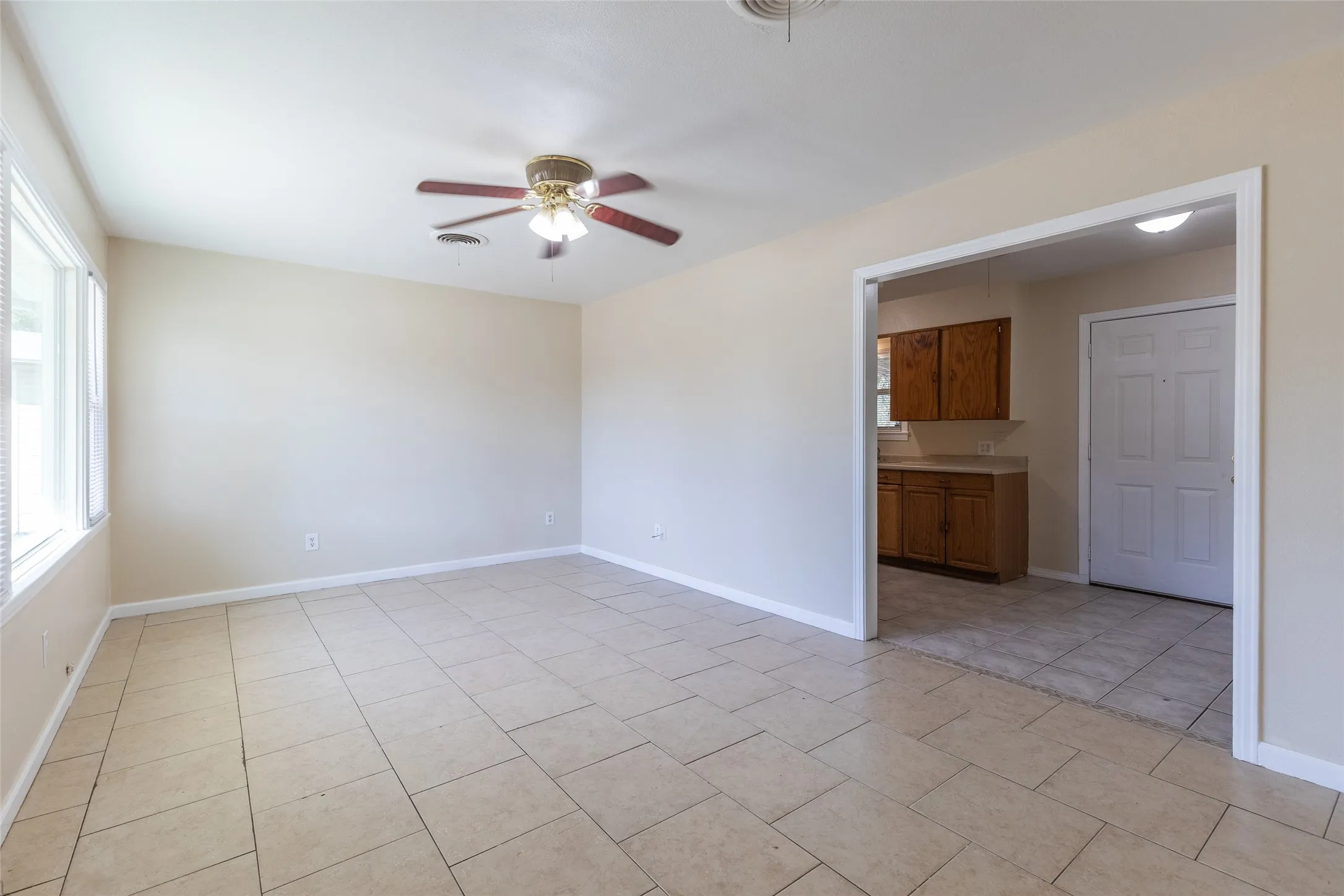 Single Family Residence For Sale in Taylor County , 1825 Marshall Street, Abilene, Texas 79605, 3 Bedroom, 1 Bathroom, Garage spaces, 1,075 Sqft, built in 1950, mls#21408614, Real Estate Agent in Abilene, Homes For Sale in Taylor county, Homes For Sale in Abilene, Realtor in Abilene Texas, Real Estate Brokerage Independent Realty Texas, Luminita Cordes Realtor