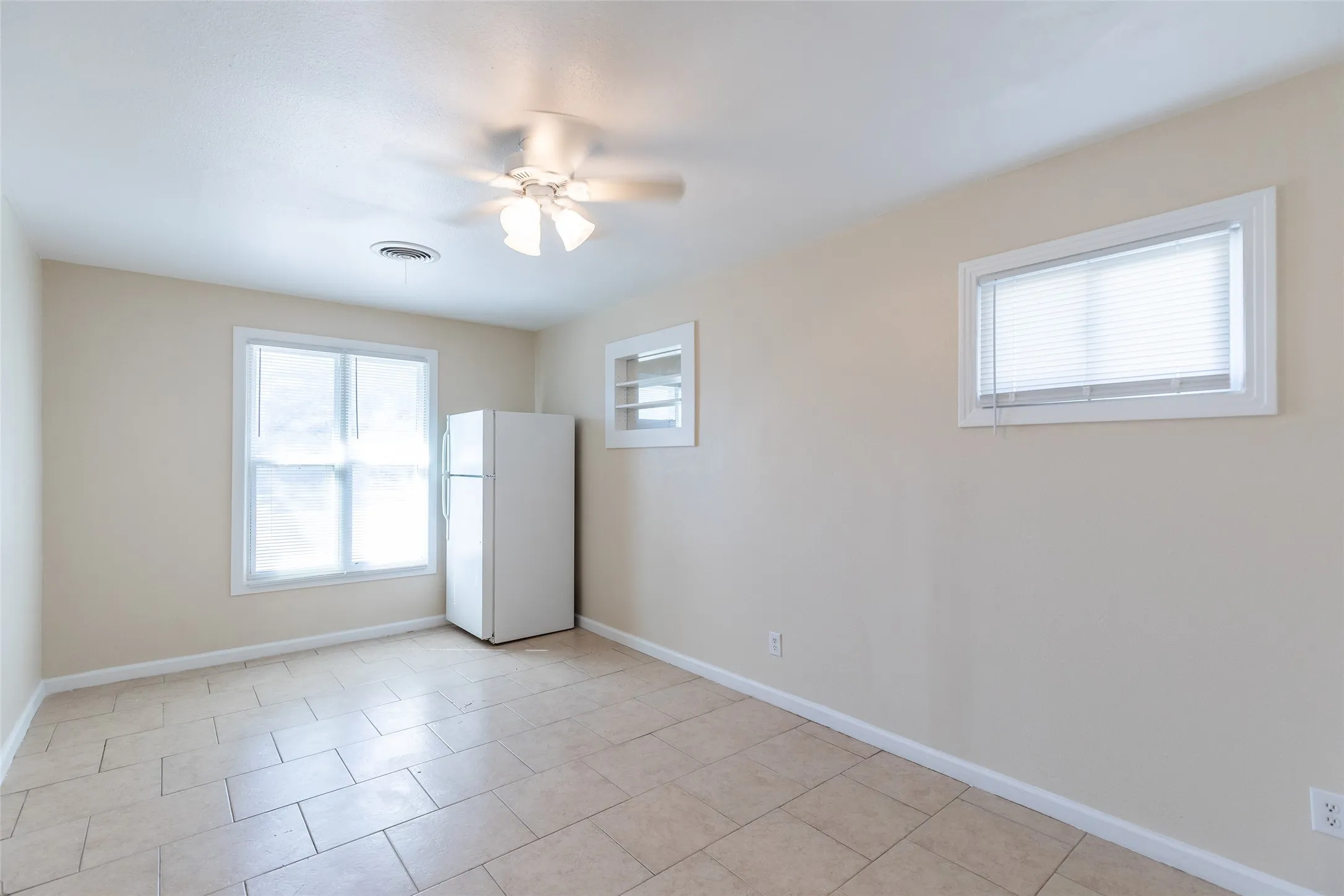 Single Family Residence For Sale in Taylor County , 1825 Marshall Street, Abilene, Texas 79605, 3 Bedroom, 1 Bathroom, Garage spaces, 1,075 Sqft, built in 1950, mls#21408614, Real Estate Agent in Abilene, Homes For Sale in Taylor county, Homes For Sale in Abilene, Realtor in Abilene Texas, Real Estate Brokerage Independent Realty Texas, Luminita Cordes Realtor