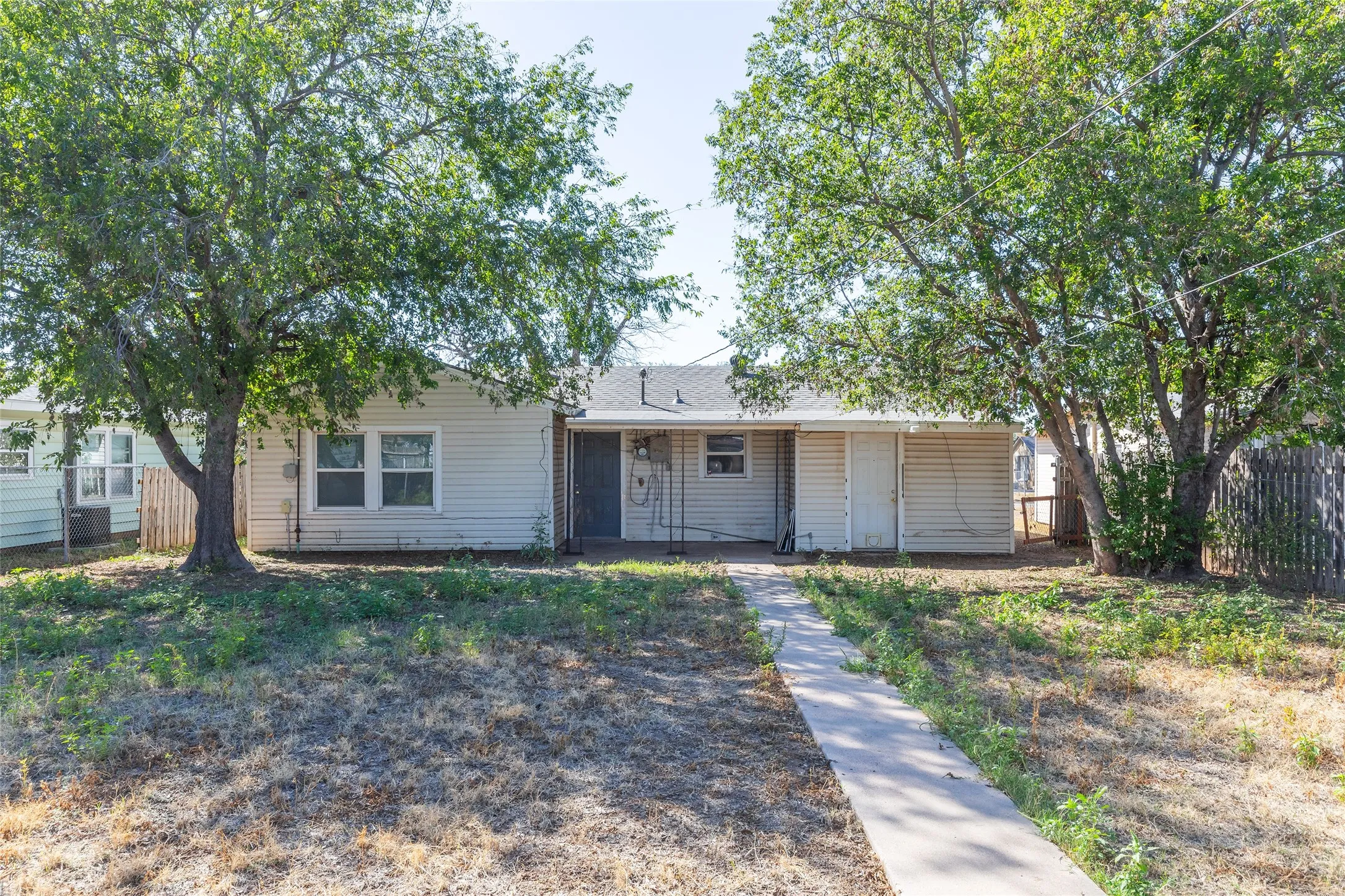 Single Family Residence For Sale in Taylor County , 1825 Marshall Street, Abilene, Texas 79605, 3 Bedroom, 1 Bathroom, Garage spaces, 1,075 Sqft, built in 1950, mls#21408614, Real Estate Agent in Abilene, Homes For Sale in Taylor county, Homes For Sale in Abilene, Realtor in Abilene Texas, Real Estate Brokerage Independent Realty Texas, Luminita Cordes Realtor