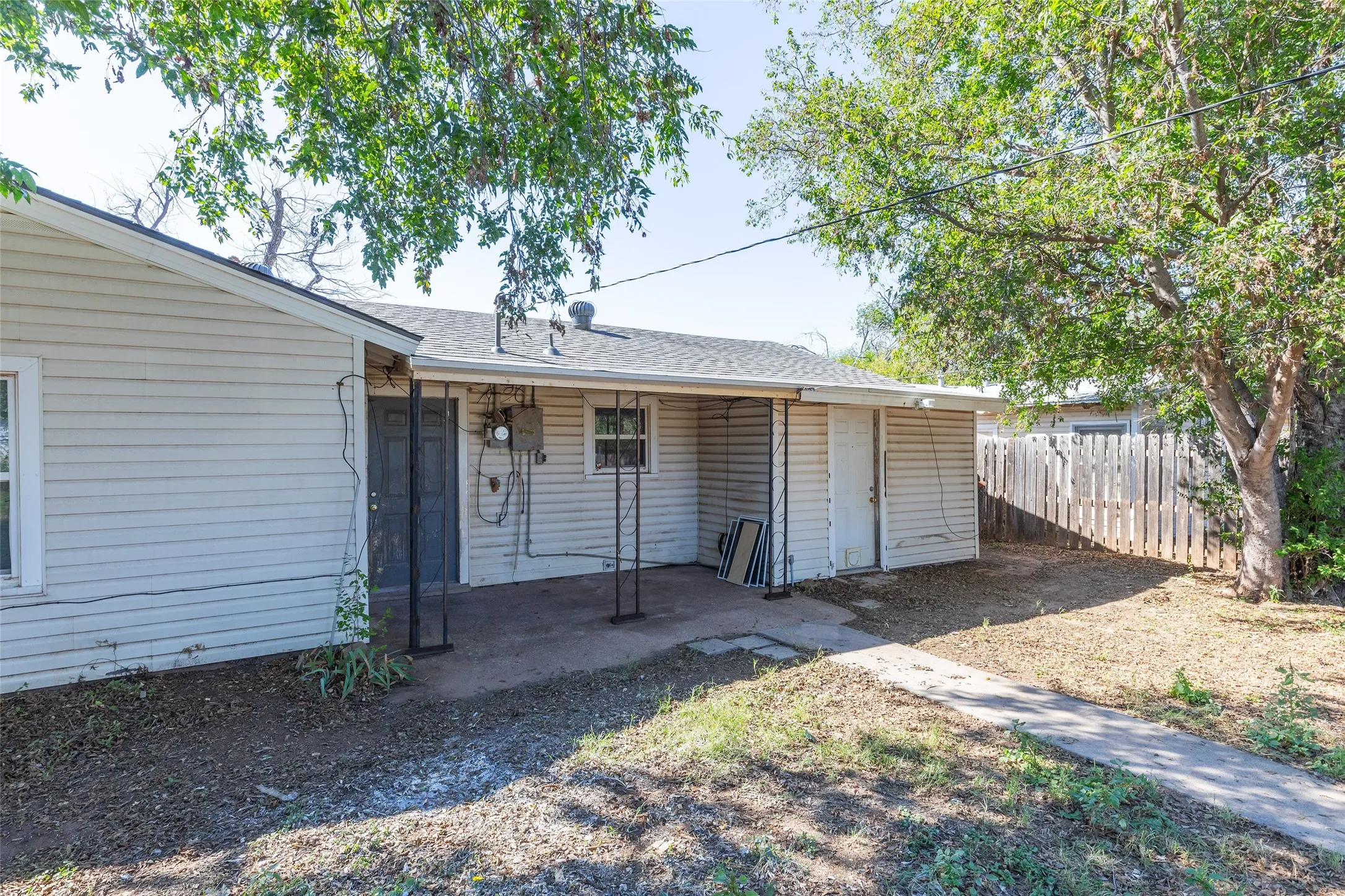 Single Family Residence For Sale in Taylor County , 1825 Marshall Street, Abilene, Texas 79605, 3 Bedroom, 1 Bathroom, Garage spaces, 1,075 Sqft, built in 1950, mls#21408614, Real Estate Agent in Abilene, Homes For Sale in Taylor county, Homes For Sale in Abilene, Realtor in Abilene Texas, Real Estate Brokerage Independent Realty Texas, Luminita Cordes Realtor