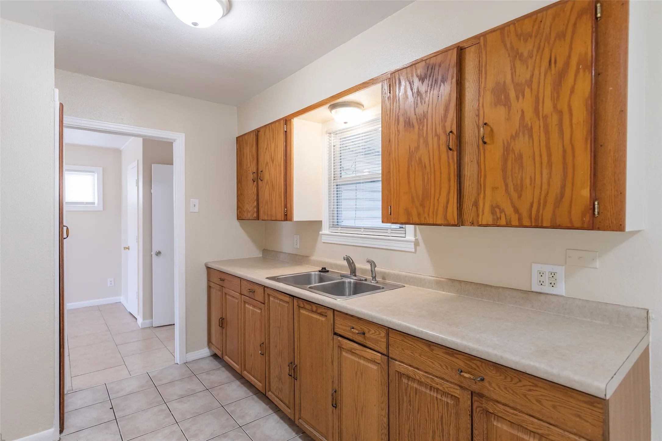 Single Family Residence For Sale in Taylor County , 1825 Marshall Street, Abilene, Texas 79605, 3 Bedroom, 1 Bathroom, Garage spaces, 1,075 Sqft, built in 1950, mls#21408614, Real Estate Agent in Abilene, Homes For Sale in Taylor county, Homes For Sale in Abilene, Realtor in Abilene Texas, Real Estate Brokerage Independent Realty Texas, Luminita Cordes Realtor
