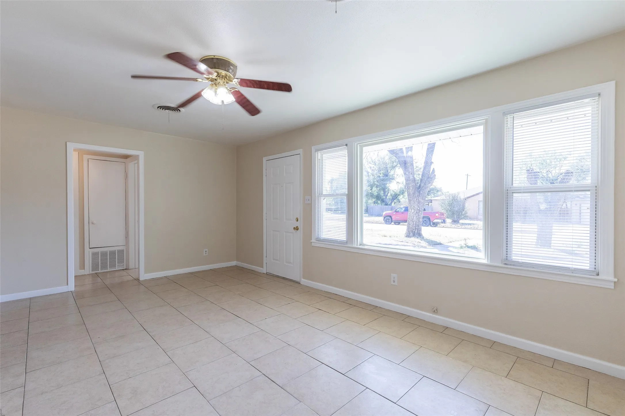 Single Family Residence For Sale in Taylor County , 1825 Marshall Street, Abilene, Texas 79605, 3 Bedroom, 1 Bathroom, Garage spaces, 1,075 Sqft, built in 1950, mls#21408614, Real Estate Agent in Abilene, Homes For Sale in Taylor county, Homes For Sale in Abilene, Realtor in Abilene Texas, Real Estate Brokerage Independent Realty Texas, Luminita Cordes Realtor