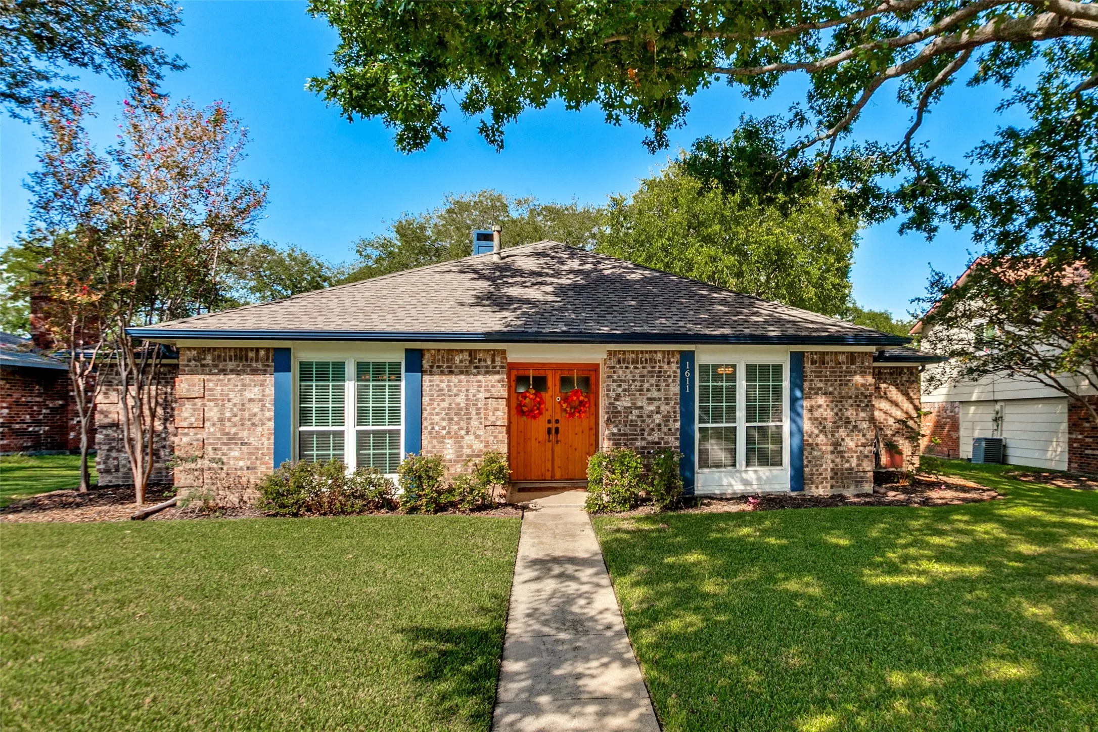 Single Family Residence For Sale in Dallas County , 1611 Barclay Drive, Richardson, Texas 75081, 3 Bedroom, 3 Bathroom, 2 Garage spaces, 2,063 Sqft, built in 1978, mls#21408798, Real Estate Agent in Richardson, Homes For Sale in Dallas county, Homes For Sale in Richardson, Realtor in Richardson Texas, Real Estate Brokerage Independent Realty Texas, Luminita Cordes Realtor