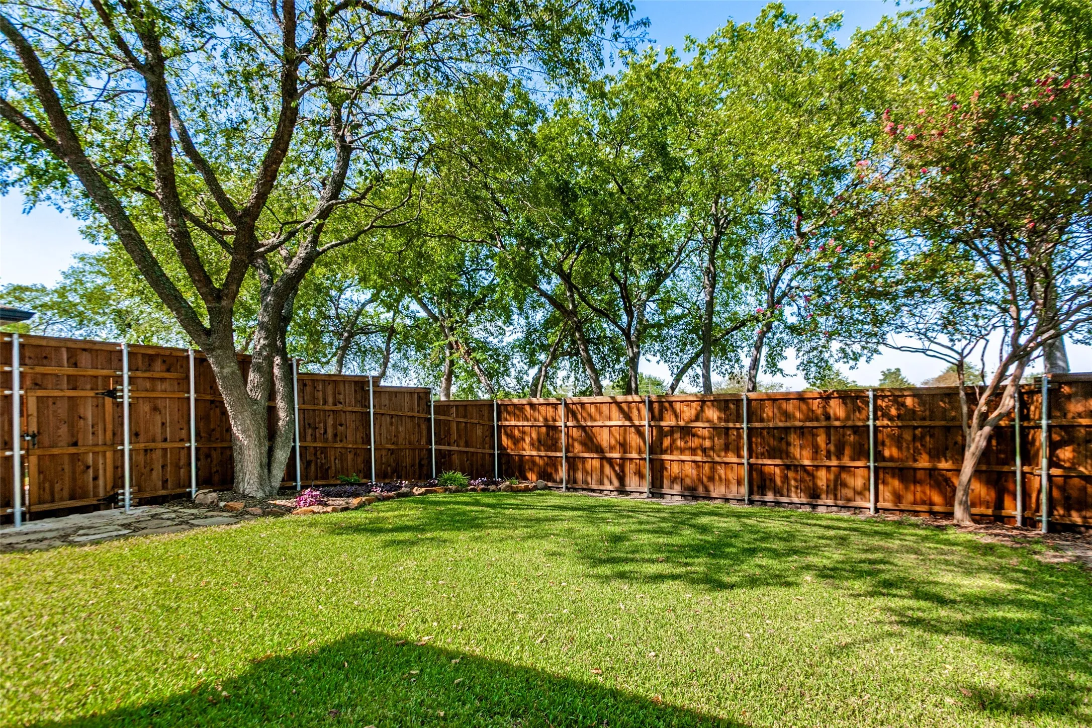 Single Family Residence For Sale in Dallas County , 1611 Barclay Drive, Richardson, Texas 75081, 3 Bedroom, 3 Bathroom, 2 Garage spaces, 2,063 Sqft, built in 1978, mls#21408798, Real Estate Agent in Richardson, Homes For Sale in Dallas county, Homes For Sale in Richardson, Realtor in Richardson Texas, Real Estate Brokerage Independent Realty Texas, Luminita Cordes Realtor