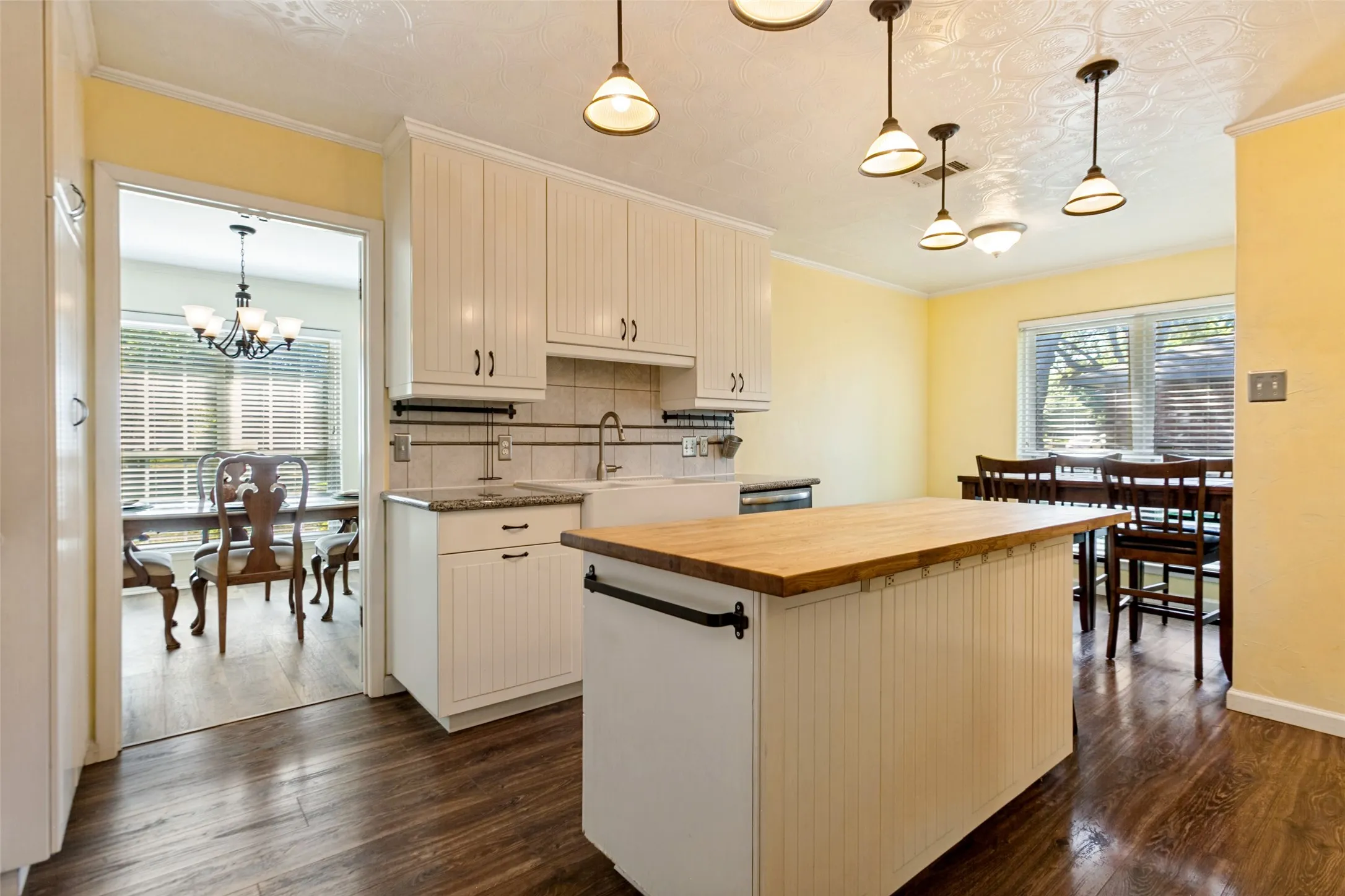 Single Family Residence For Sale in Dallas County , 1611 Barclay Drive, Richardson, Texas 75081, 3 Bedroom, 3 Bathroom, 2 Garage spaces, 2,063 Sqft, built in 1978, mls#21408798, Real Estate Agent in Richardson, Homes For Sale in Dallas county, Homes For Sale in Richardson, Realtor in Richardson Texas, Real Estate Brokerage Independent Realty Texas, Luminita Cordes Realtor
