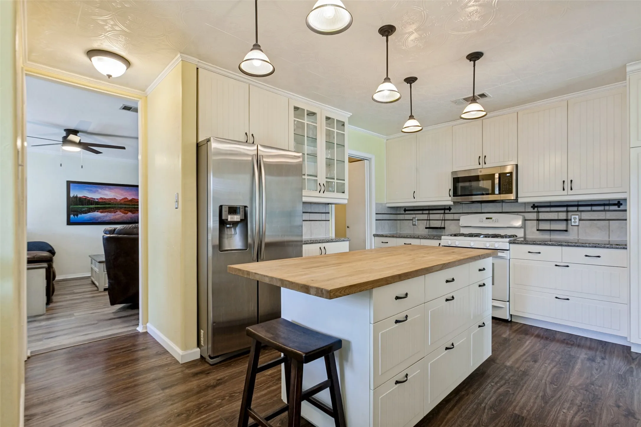 Single Family Residence For Sale in Dallas County , 1611 Barclay Drive, Richardson, Texas 75081, 3 Bedroom, 3 Bathroom, 2 Garage spaces, 2,063 Sqft, built in 1978, mls#21408798, Real Estate Agent in Richardson, Homes For Sale in Dallas county, Homes For Sale in Richardson, Realtor in Richardson Texas, Real Estate Brokerage Independent Realty Texas, Luminita Cordes Realtor