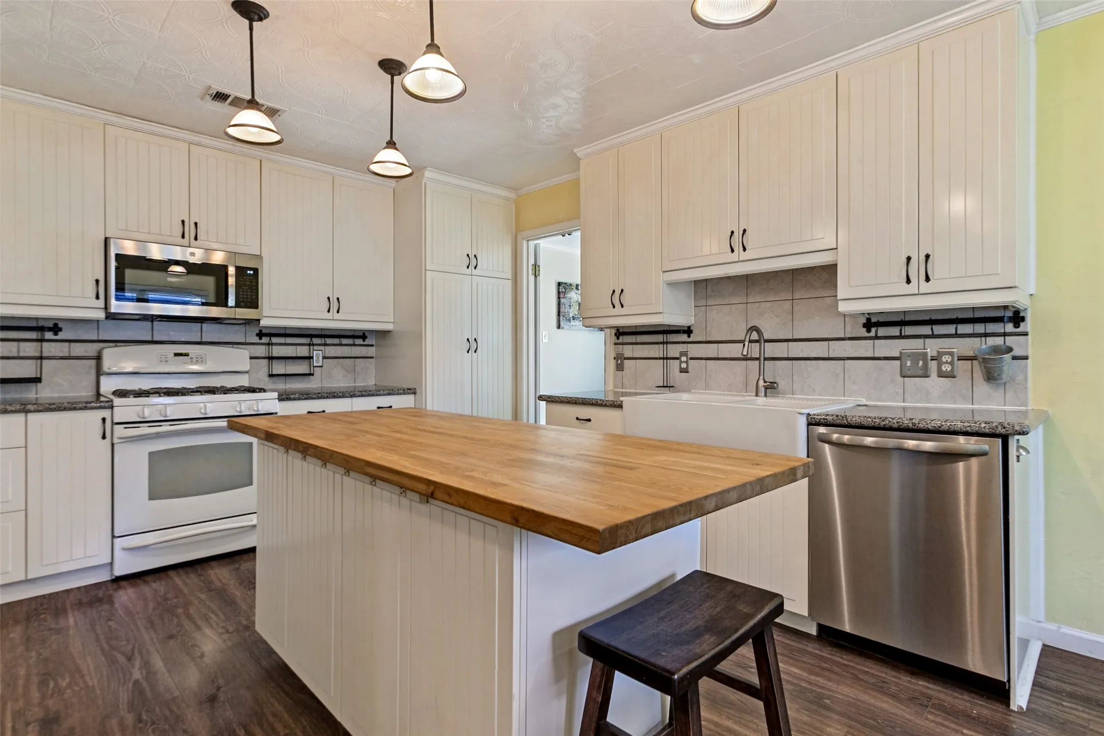 Single Family Residence For Sale in Dallas County , 1611 Barclay Drive, Richardson, Texas 75081, 3 Bedroom, 3 Bathroom, 2 Garage spaces, 2,063 Sqft, built in 1978, mls#21408798, Real Estate Agent in Richardson, Homes For Sale in Dallas county, Homes For Sale in Richardson, Realtor in Richardson Texas, Real Estate Brokerage Independent Realty Texas, Luminita Cordes Realtor