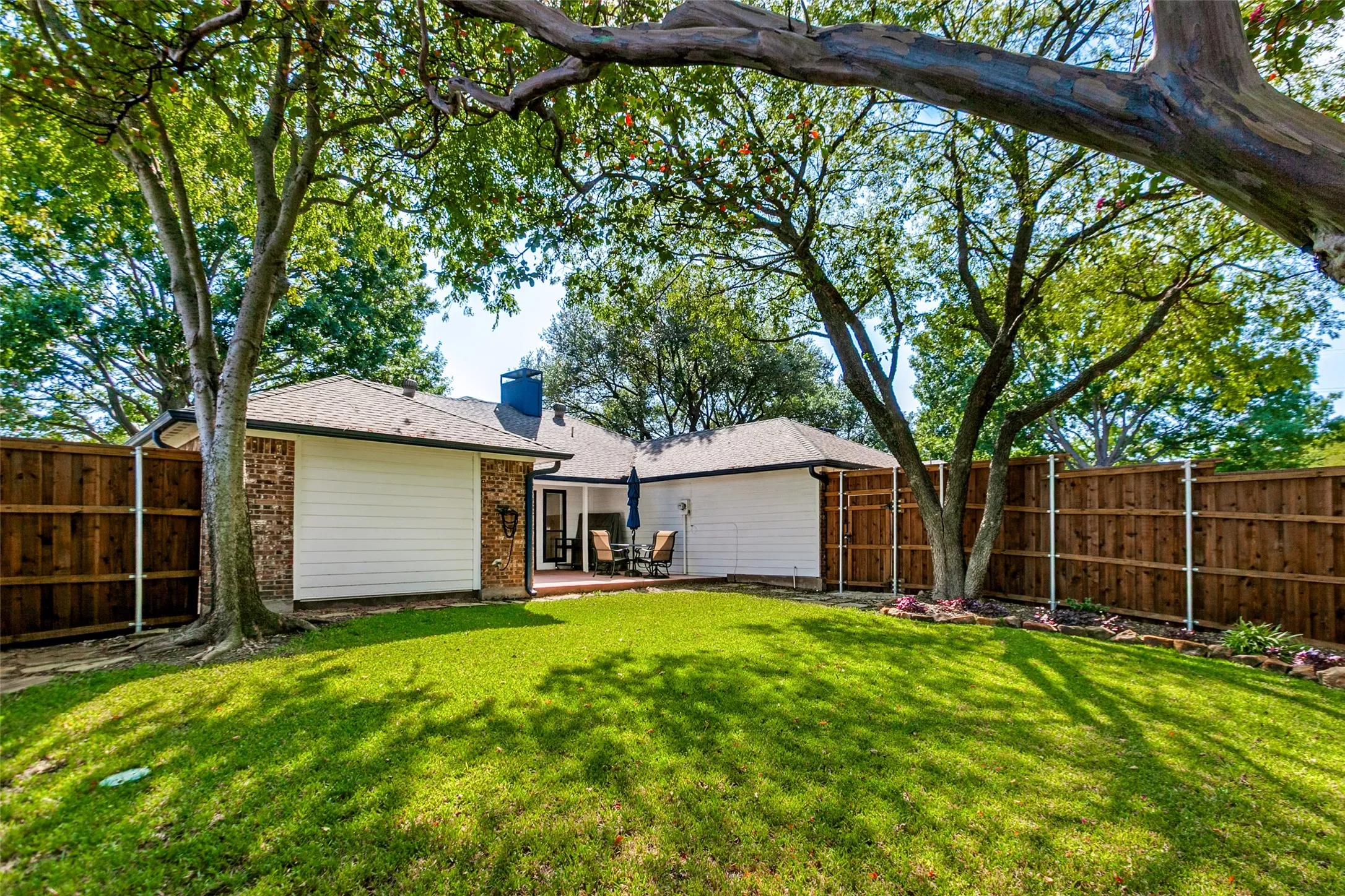 Single Family Residence For Sale in Dallas County , 1611 Barclay Drive, Richardson, Texas 75081, 3 Bedroom, 3 Bathroom, 2 Garage spaces, 2,063 Sqft, built in 1978, mls#21408798, Real Estate Agent in Richardson, Homes For Sale in Dallas county, Homes For Sale in Richardson, Realtor in Richardson Texas, Real Estate Brokerage Independent Realty Texas, Luminita Cordes Realtor