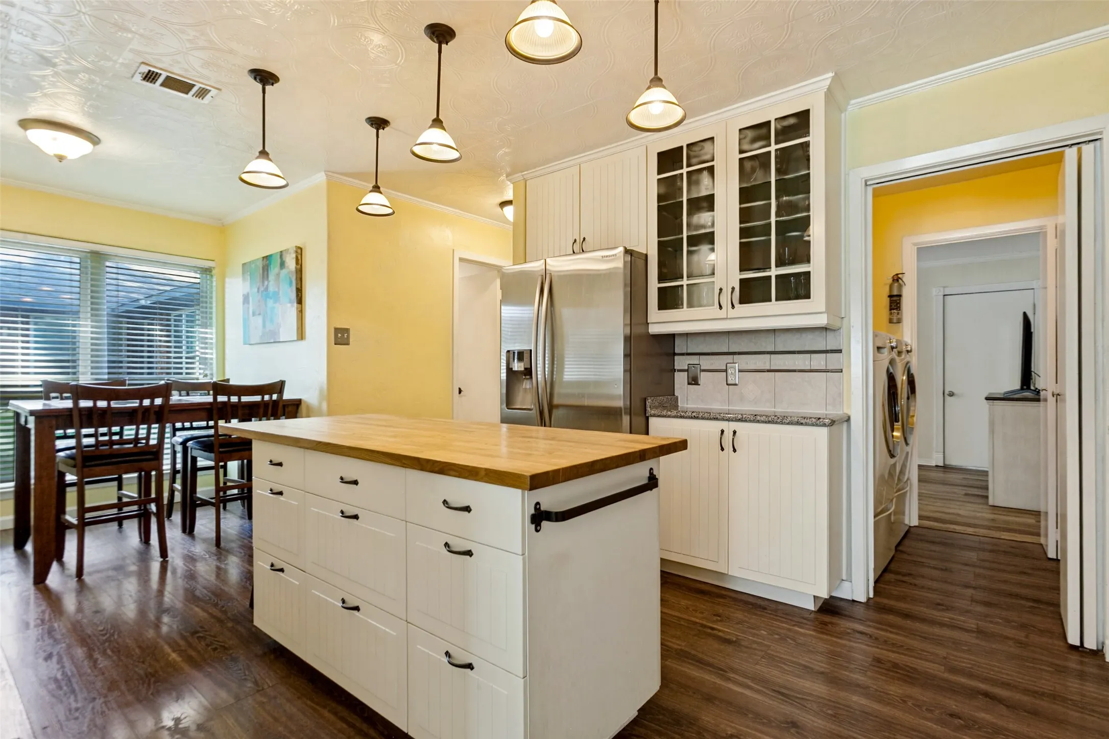 Single Family Residence For Sale in Dallas County , 1611 Barclay Drive, Richardson, Texas 75081, 3 Bedroom, 3 Bathroom, 2 Garage spaces, 2,063 Sqft, built in 1978, mls#21408798, Real Estate Agent in Richardson, Homes For Sale in Dallas county, Homes For Sale in Richardson, Realtor in Richardson Texas, Real Estate Brokerage Independent Realty Texas, Luminita Cordes Realtor