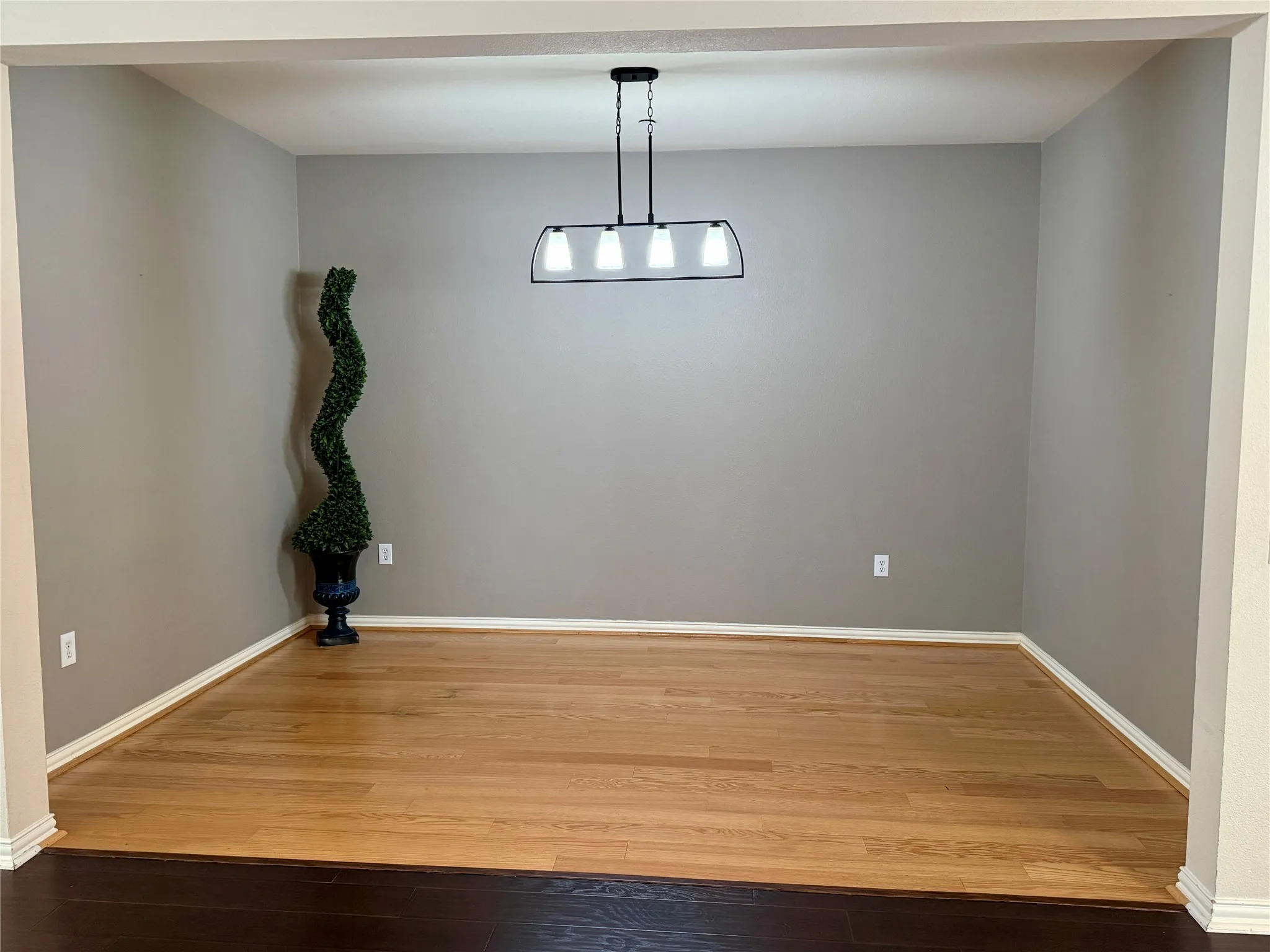 Townhouse For Sale in Denton County , 236 Bexar Drive, Lewisville, Texas 75067, 2 Bedroom, 2 Bathroom, 2 Garage spaces, 1,755 Sqft, built in 2004, mls#21408784, Real Estate Agent in Lewisville, Homes For Sale in Denton county, Homes For Sale in Lewisville, Realtor in Lewisville Texas, Real Estate Brokerage Independent Realty Texas, Luminita Cordes Realtor